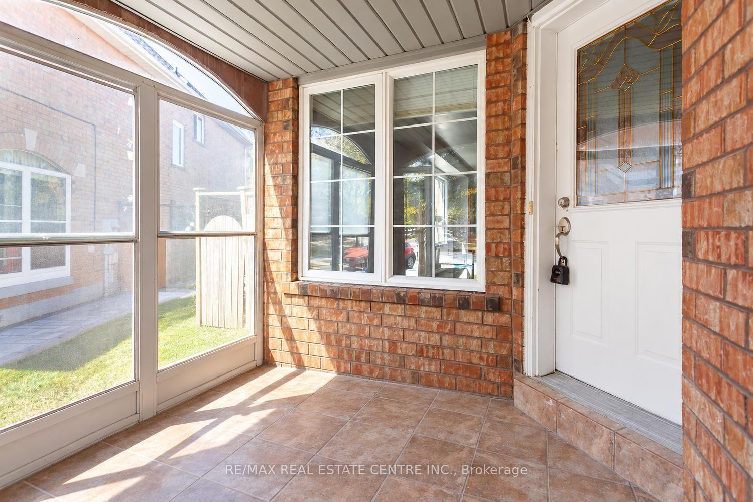 Photo 4 of Unit Upper, 2874 Gardenview Crescent, Mississauga, Central Erin Mills — HOMEH
