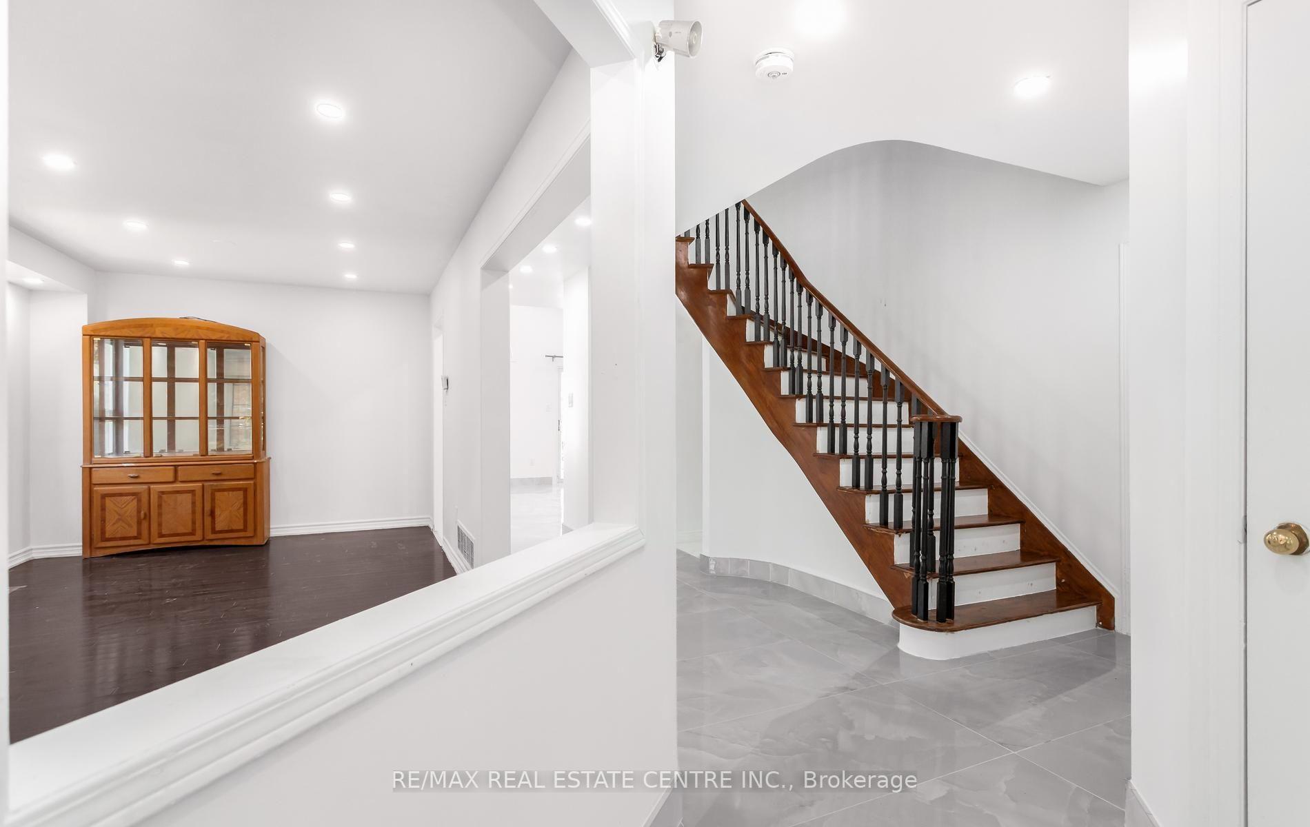 Photo 5 of Unit Upper, 2874 Gardenview Crescent, Mississauga, Central Erin Mills — HOMEH