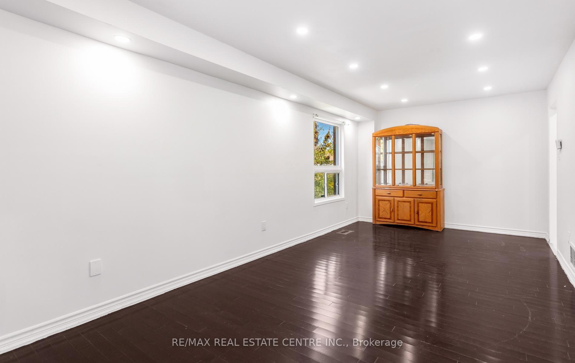 Photo 6 of Unit Upper, 2874 Gardenview Crescent, Mississauga, Central Erin Mills — HOMEH