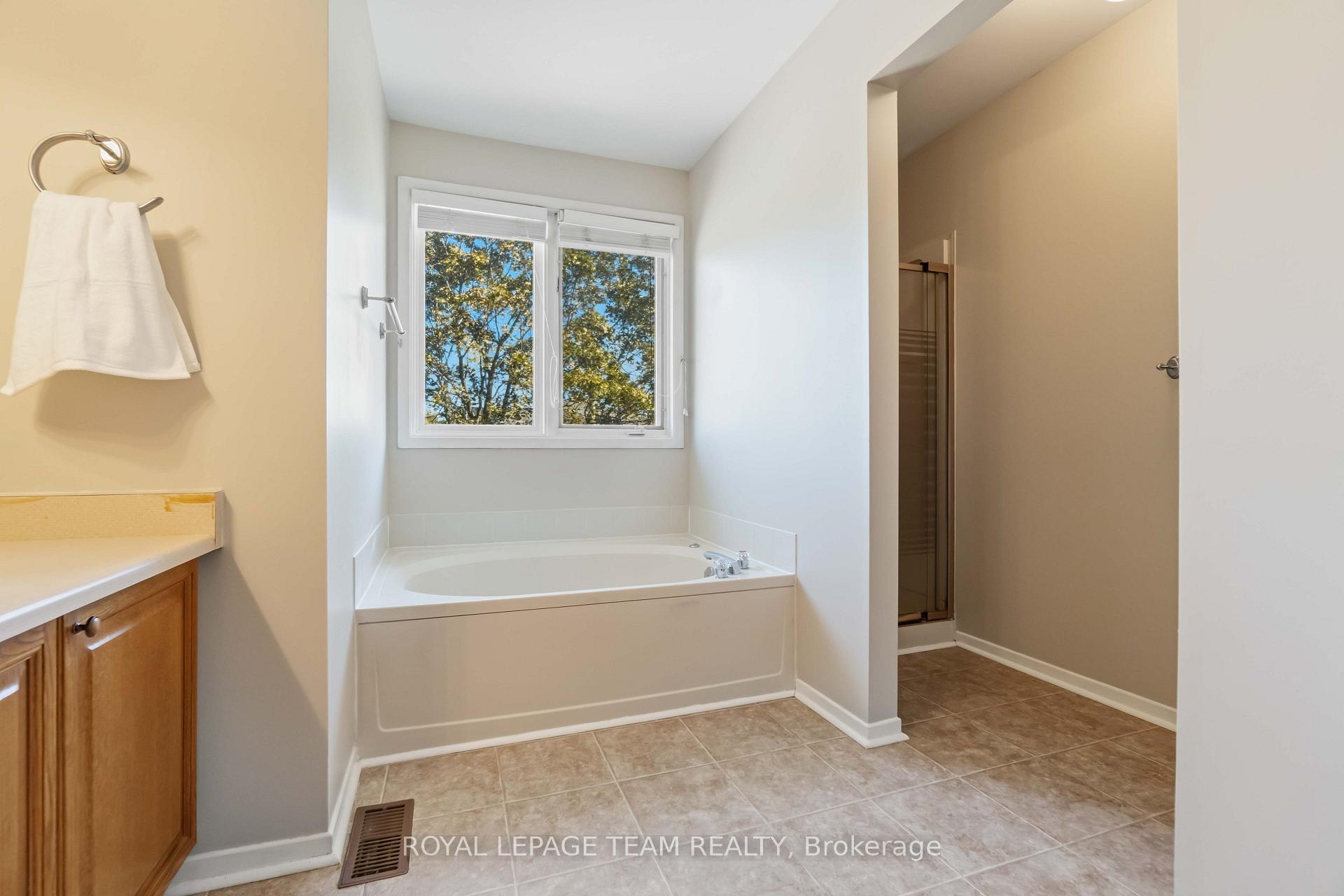 Photo 33 of 1078 Karsh Drive, Ottawa, Hunt Club Park — HOMEH