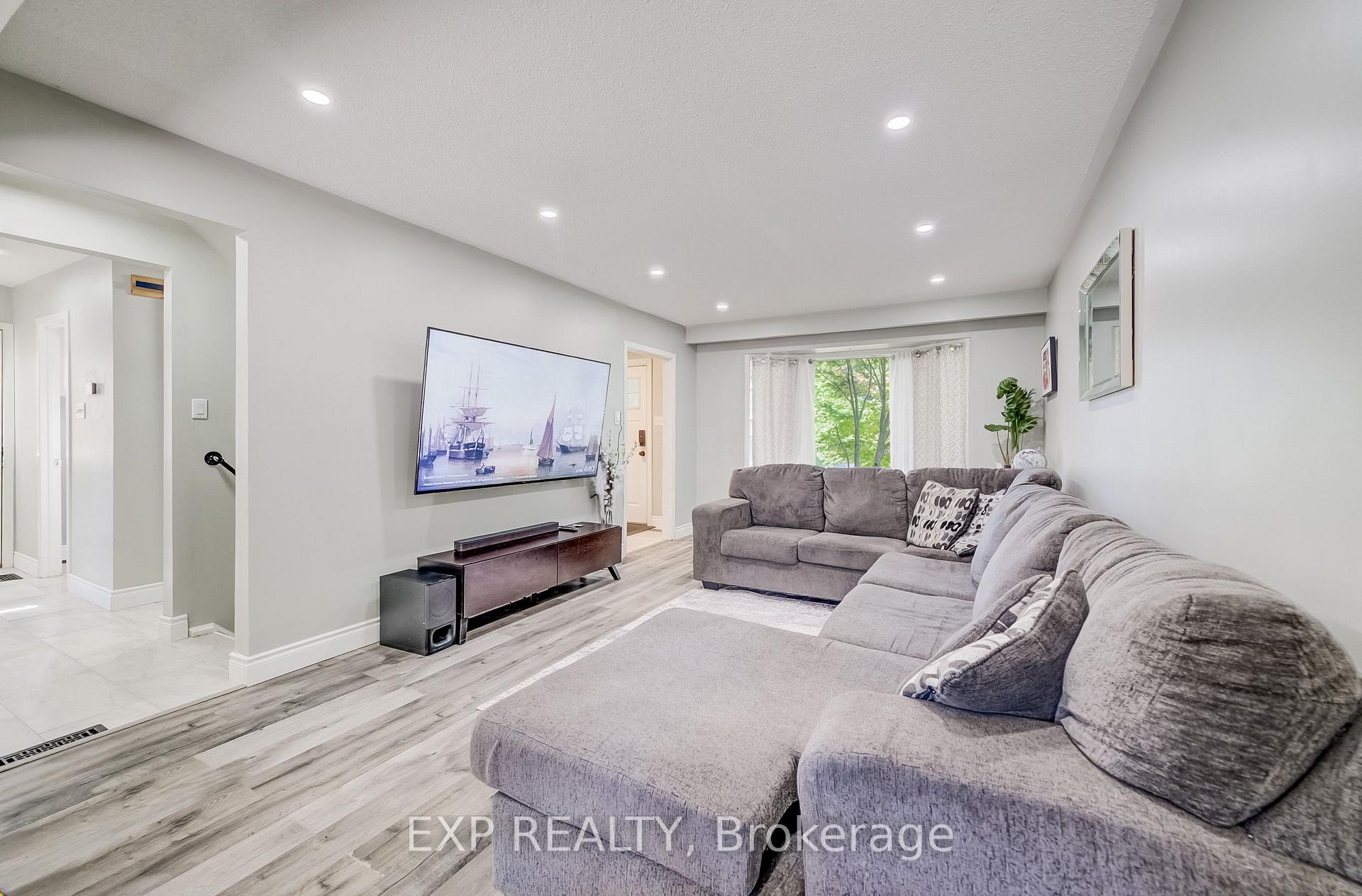 Photo 5 of 80 Glen Lake Crescent, Kitchener, Forest Heights — HOMEH