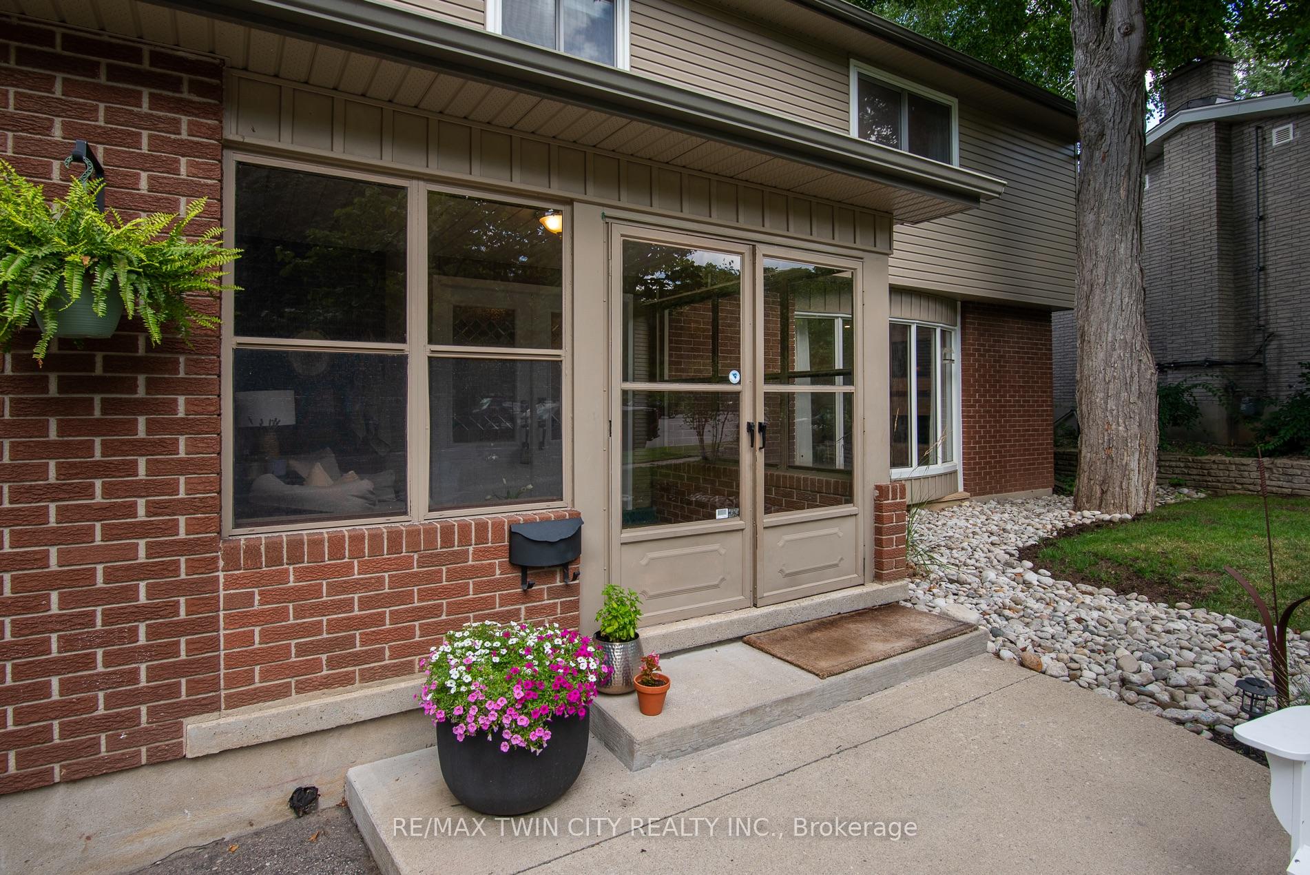 Photo 3 of 51 Murrayhill Court, Kitchener, Alpine — HOMEH