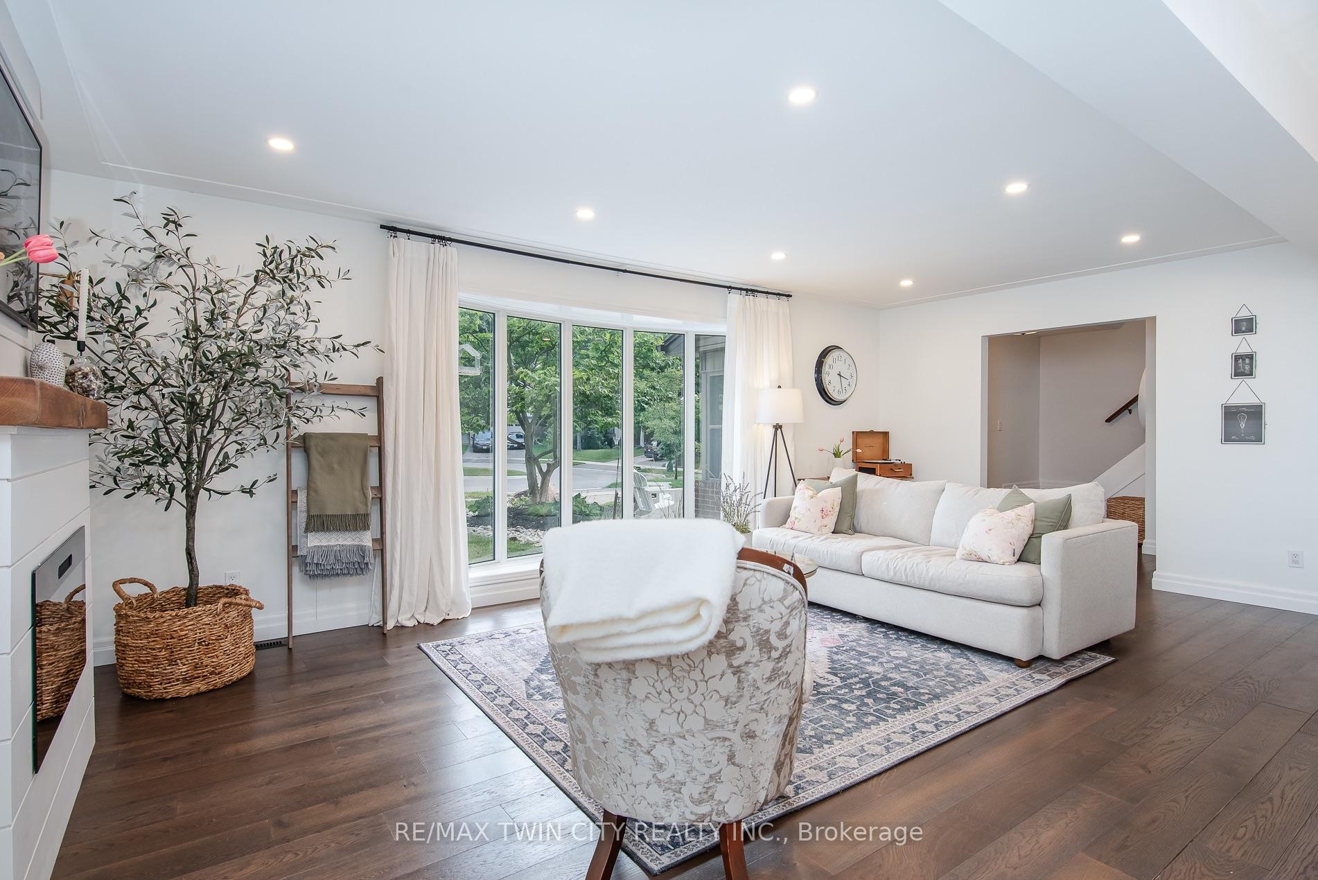 Photo 10 of 51 Murrayhill Court, Kitchener, Alpine — HOMEH