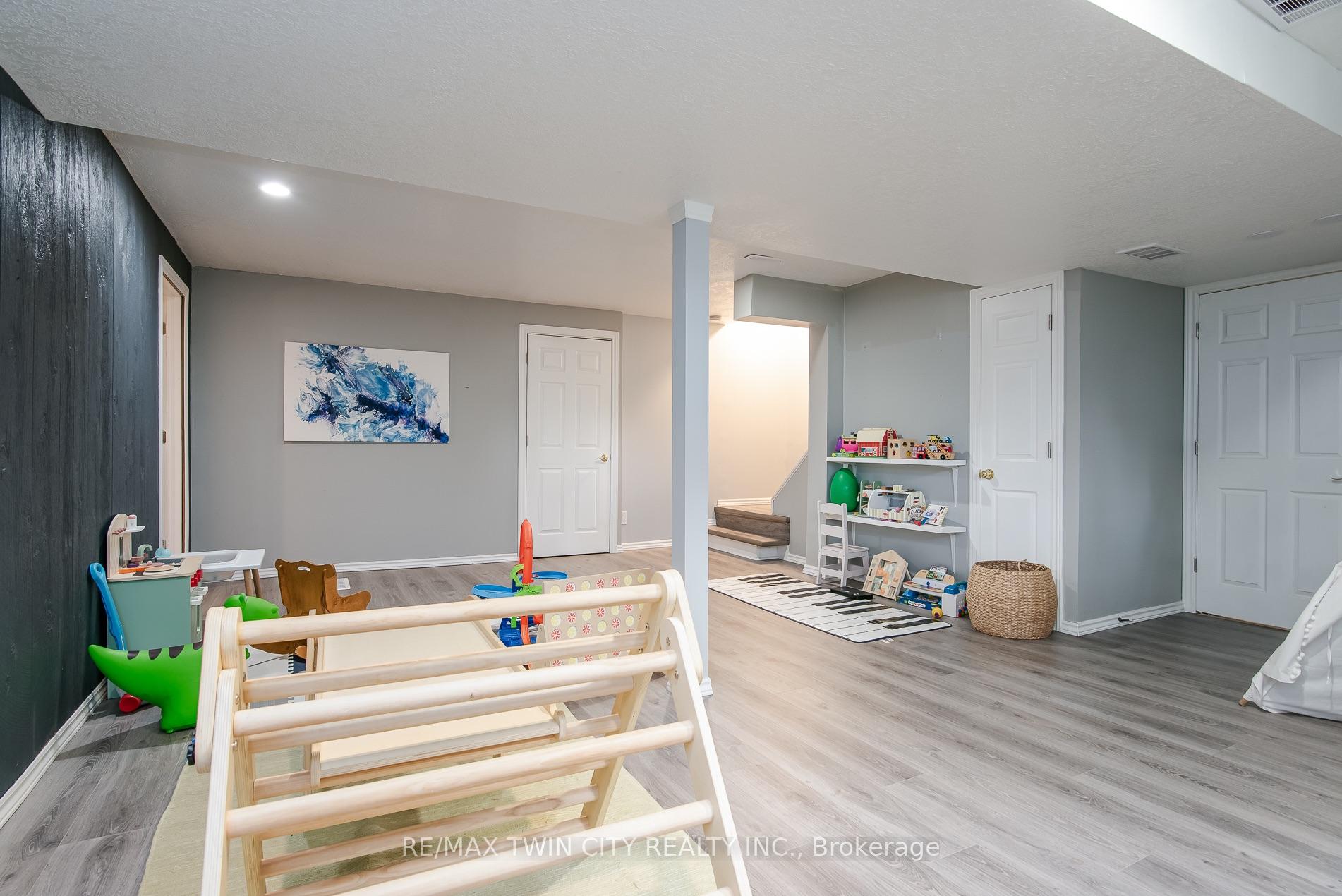 Photo 40 of 51 Murrayhill Court, Kitchener, Alpine — HOMEH