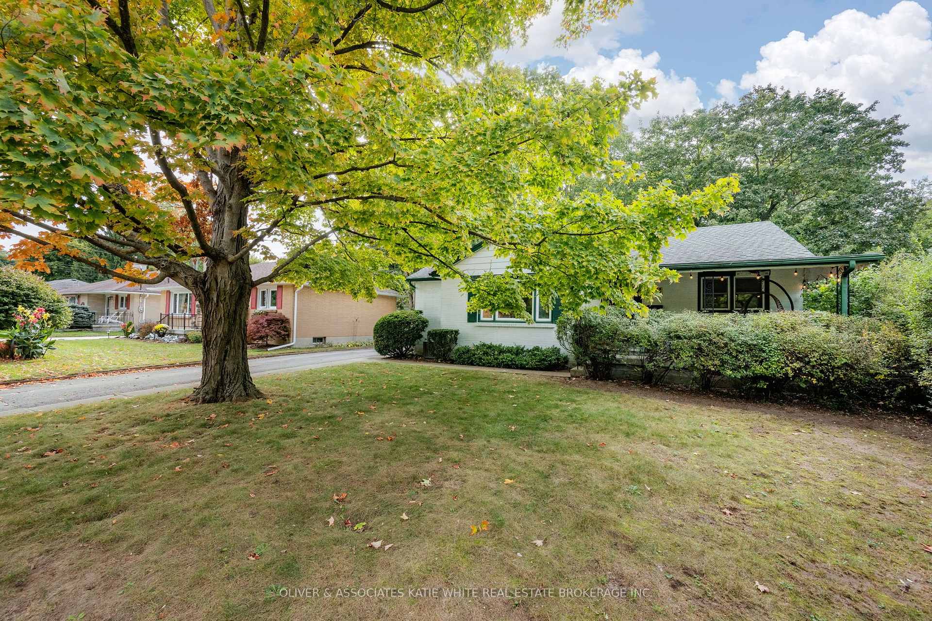 Photo 2 of 371 Reynolds Road, London, South B — HOMEH