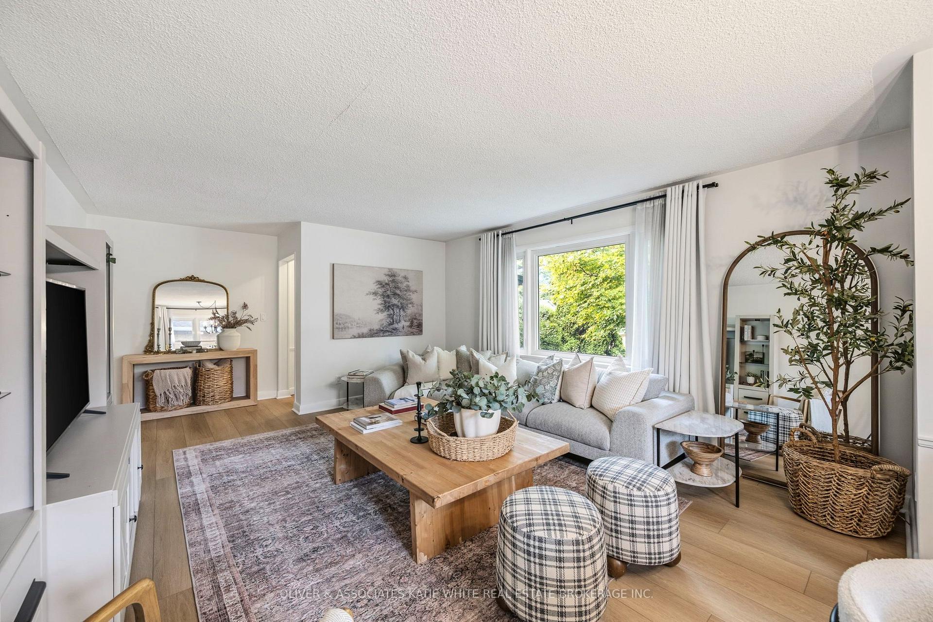 Photo 3 of 371 Reynolds Road, London, South B — HOMEH