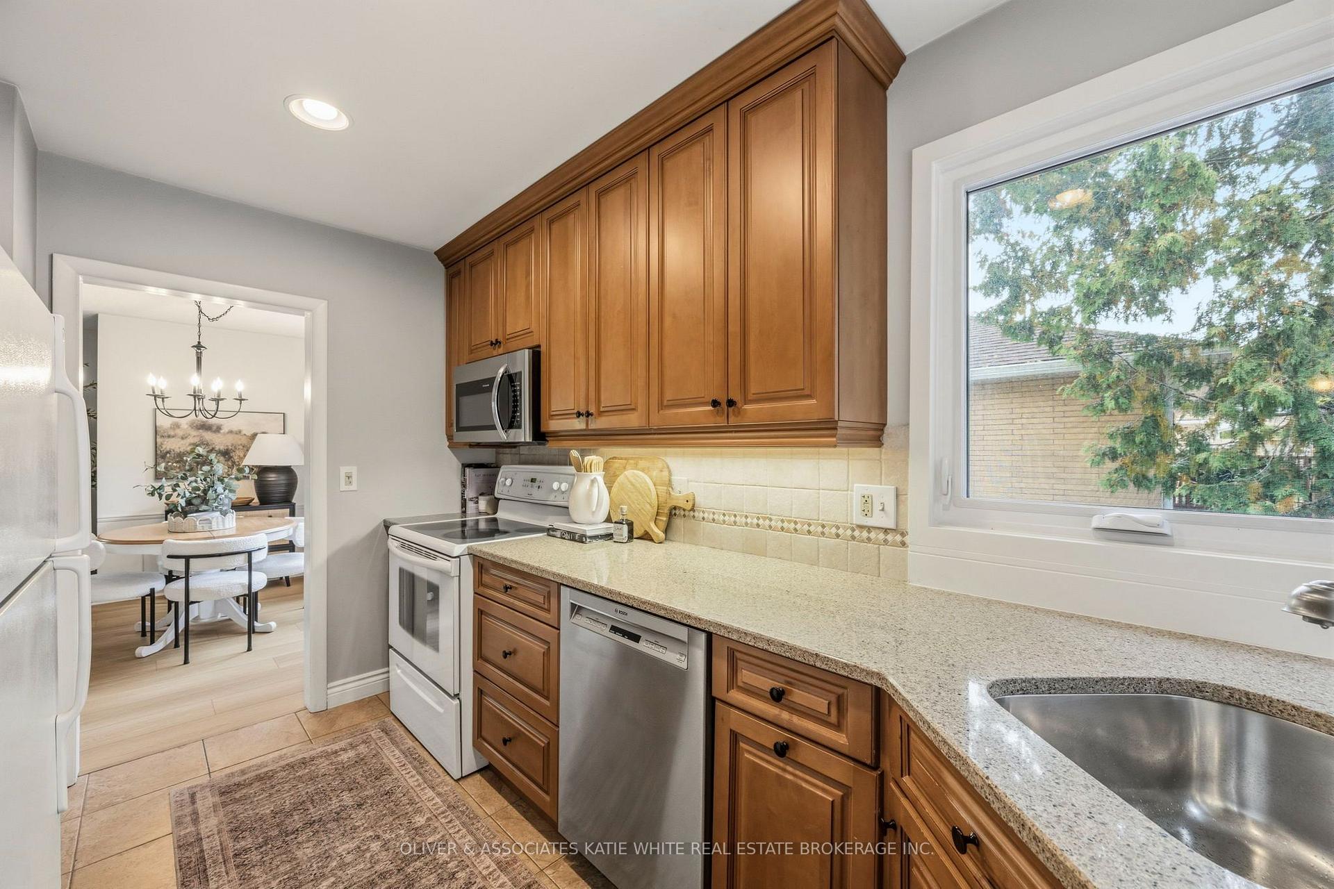 Photo 10 of 371 Reynolds Road, London, South B — HOMEH