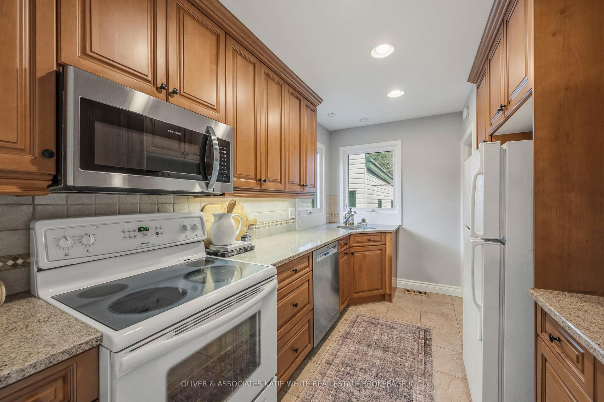 Photo 11 of 371 Reynolds Road, London, South B — HOMEH