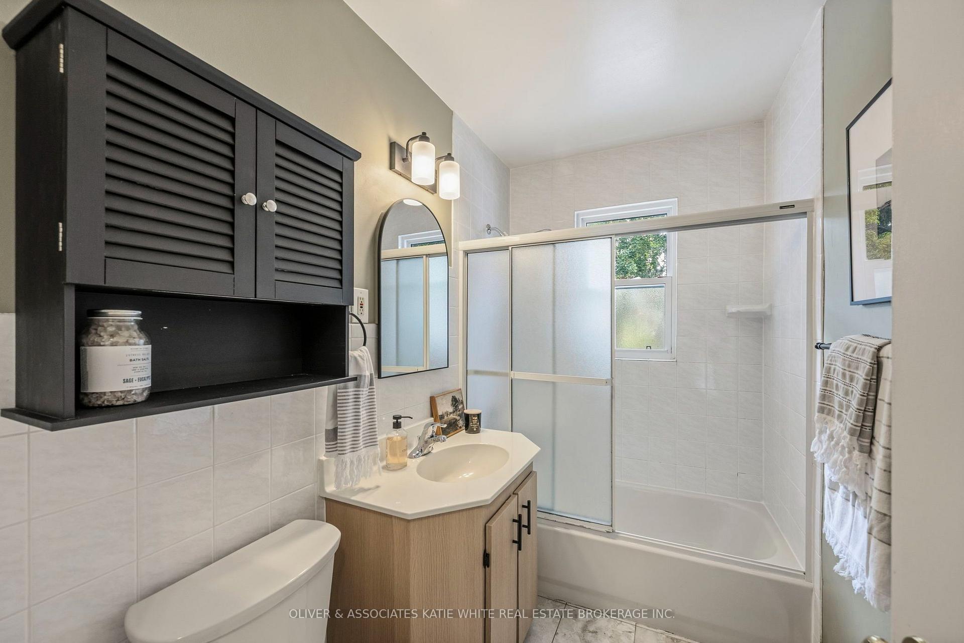 Photo 16 of 371 Reynolds Road, London, South B — HOMEH