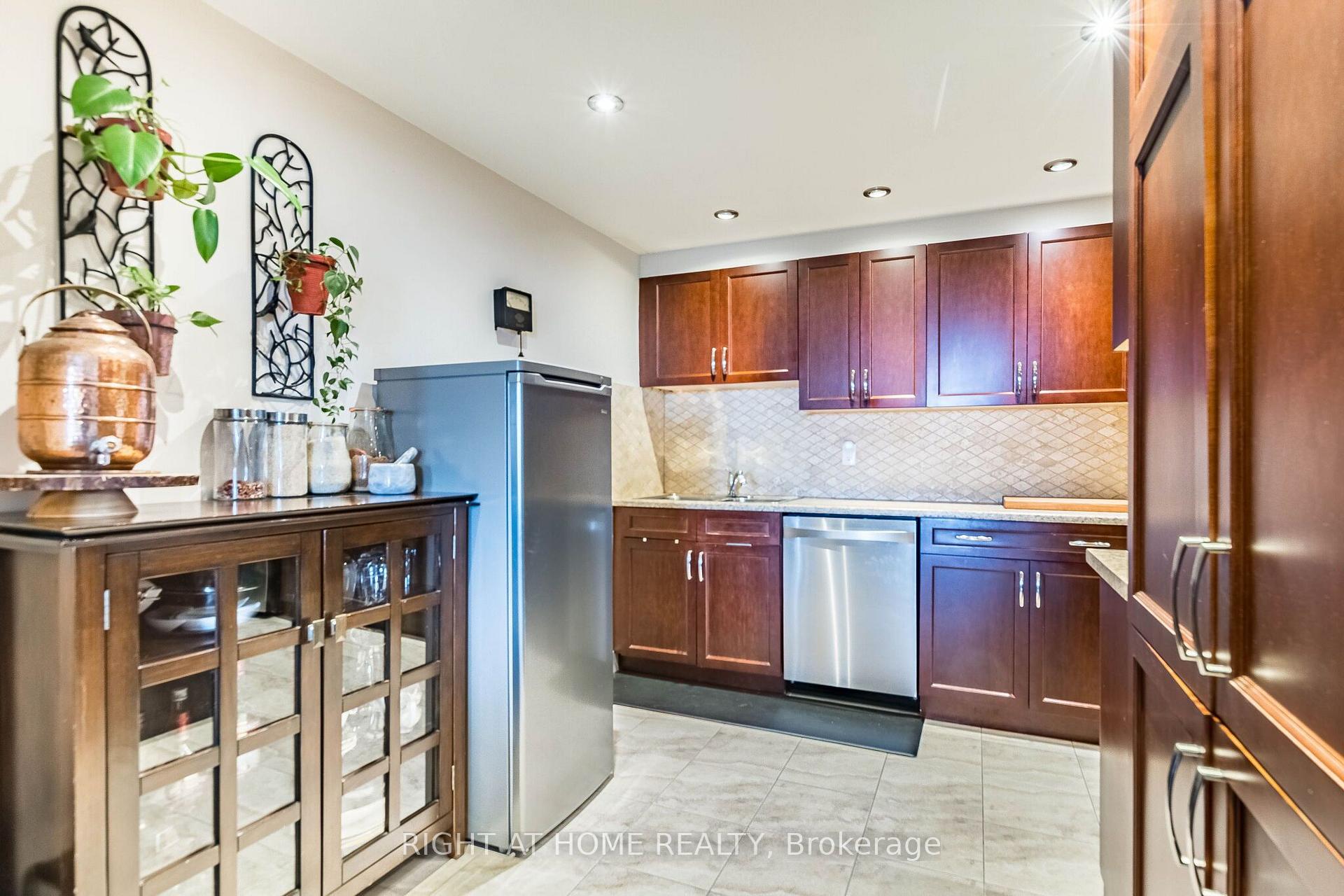 Photo 11 of Unit 2010, 627 The West Mall, Etobicoke, Eringate-Centennial-West Deane — HOMEH