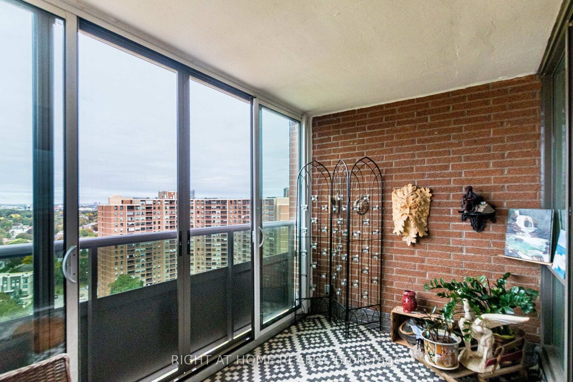 Photo 19 of Unit 2010, 627 The West Mall, Etobicoke, Eringate-Centennial-West Deane — HOMEH