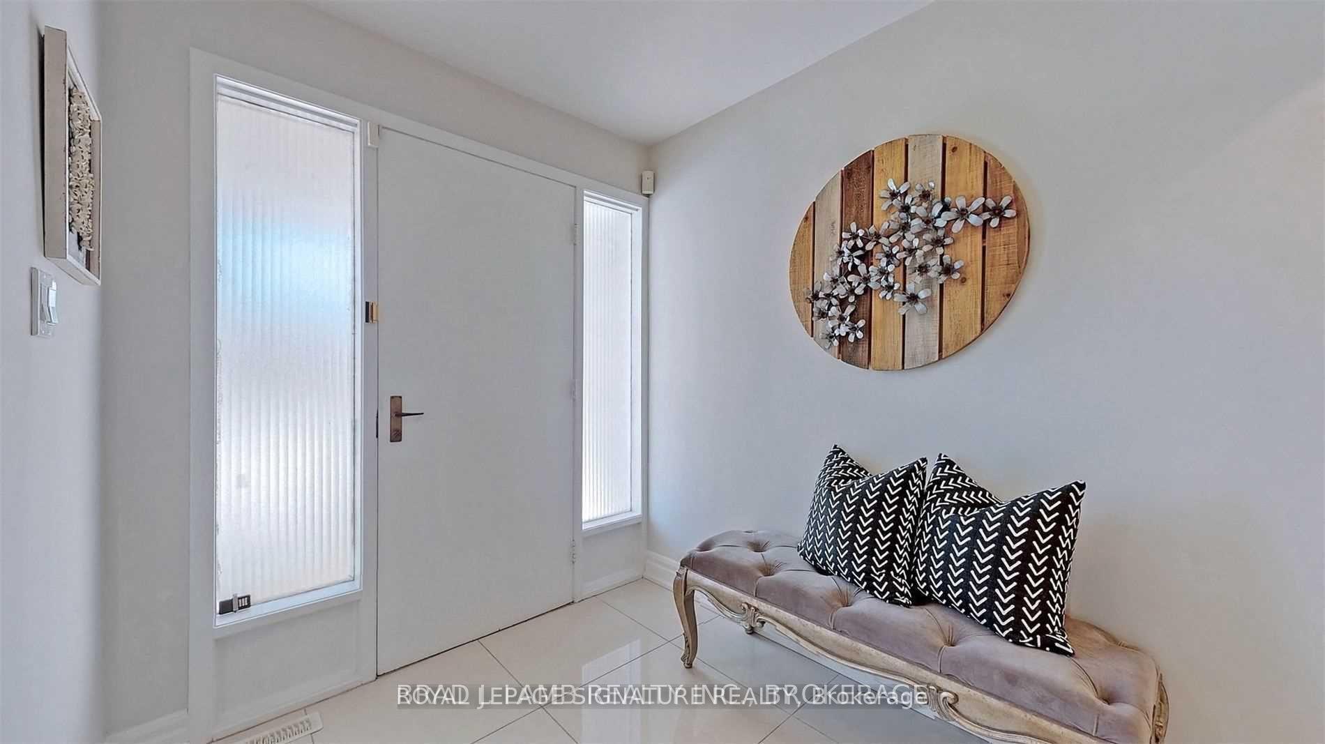 Photo 2 of Unit Upper, 17 Baroness Crescent, North York, Don Valley Village — HOMEH