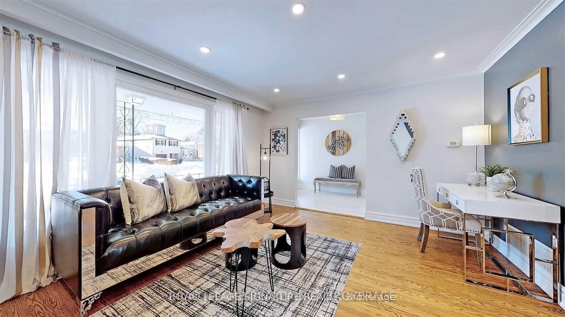 Photo 5 of Unit Upper, 17 Baroness Crescent, North York, Don Valley Village — HOMEH