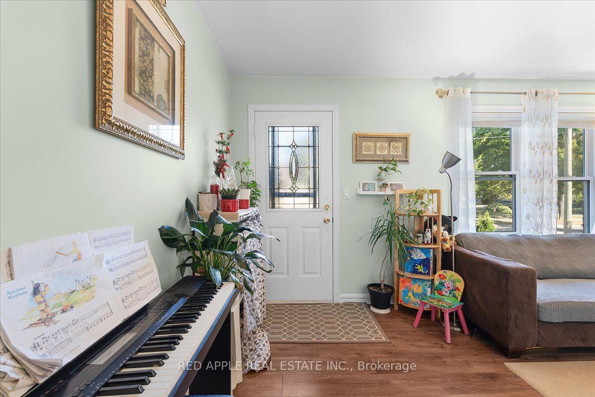 Photo 4 of 10 Armstrong Avenue, Hamilton, McQuesten — HOMEH