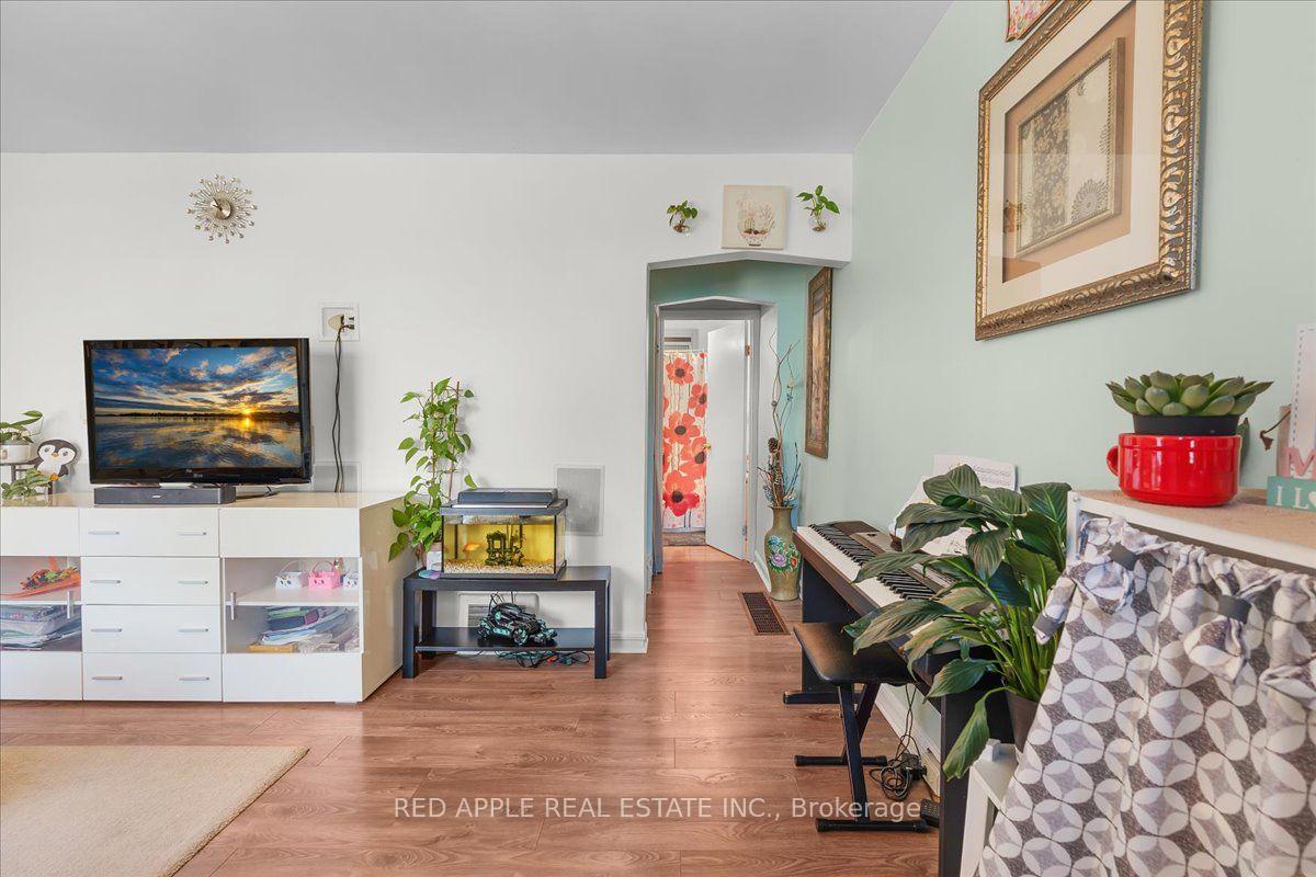 Photo 5 of 10 Armstrong Avenue, Hamilton, McQuesten — HOMEH
