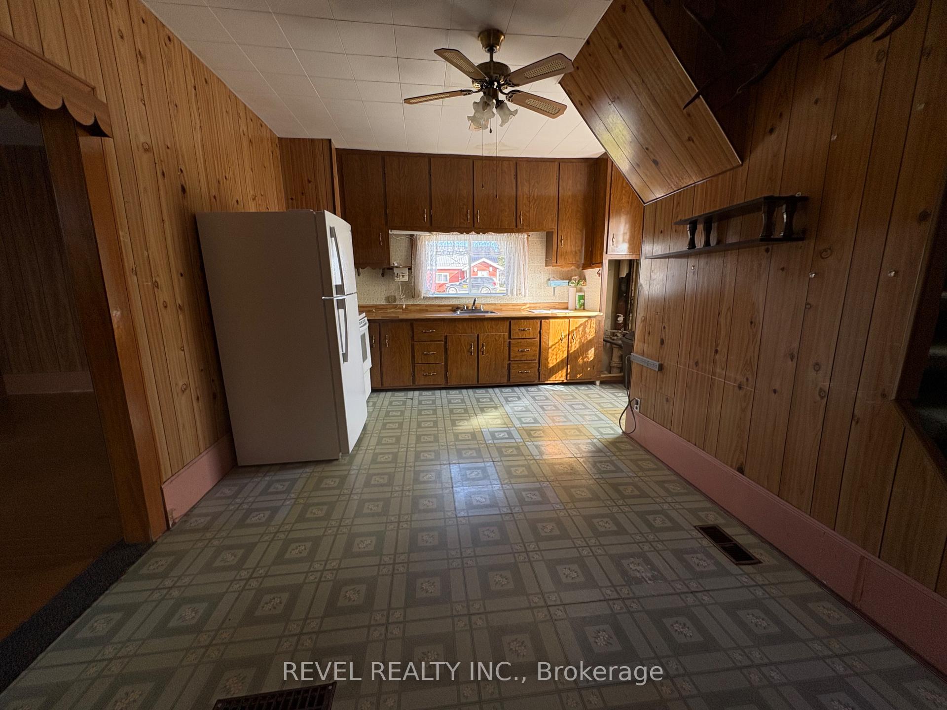 Photo 4 of 207 Co-op Lane, Cochrane — HOMEH