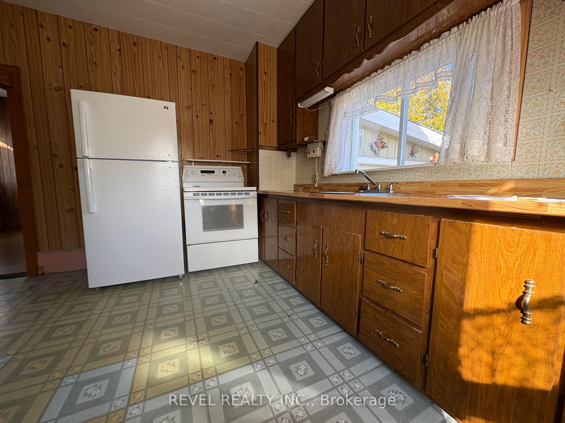 Photo 5 of 207 Co-op Lane, Cochrane — HOMEH