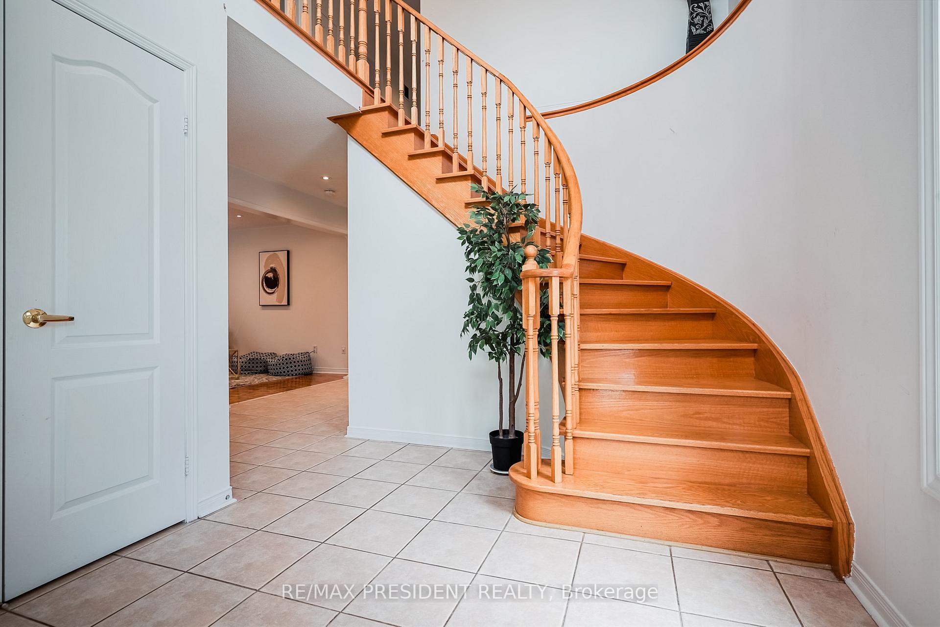 Photo 10 of 13 Tarquini Crescent, Caledon, Bolton West — HOMEH