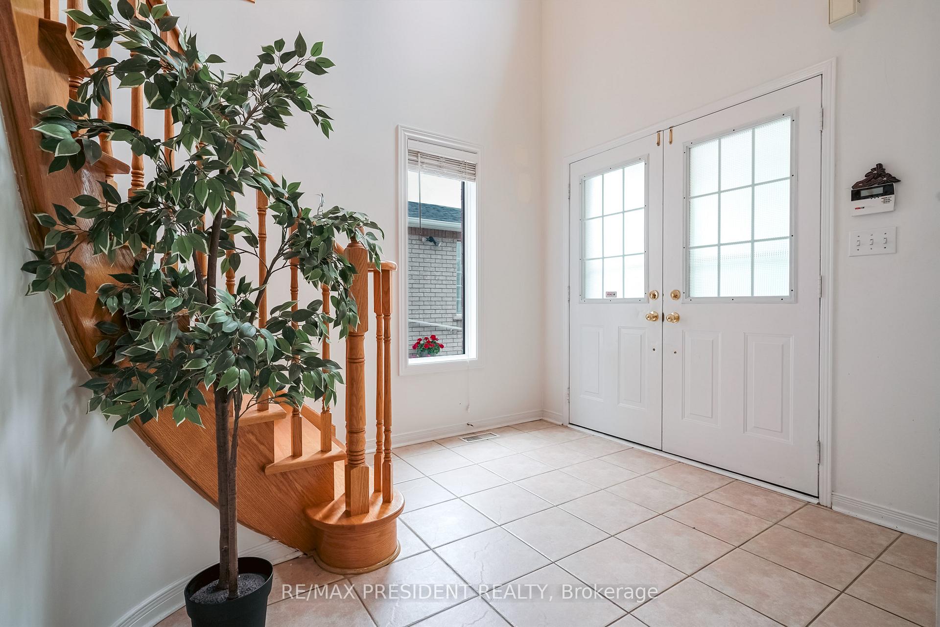 Photo 11 of 13 Tarquini Crescent, Caledon, Bolton West — HOMEH