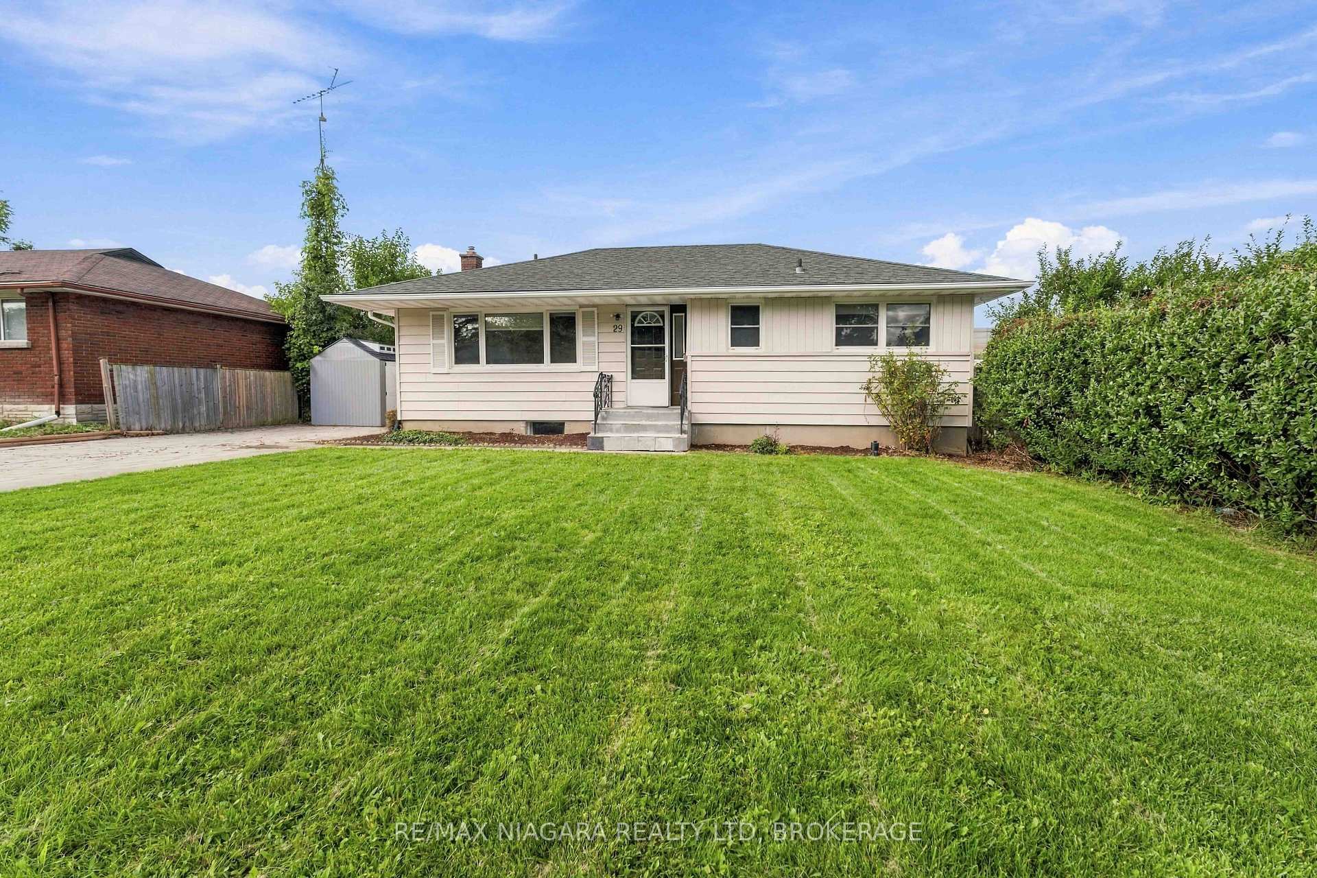 Photo 2 of 29 Glengarry Road, St. Catharines, Oakdale — HOMEH
