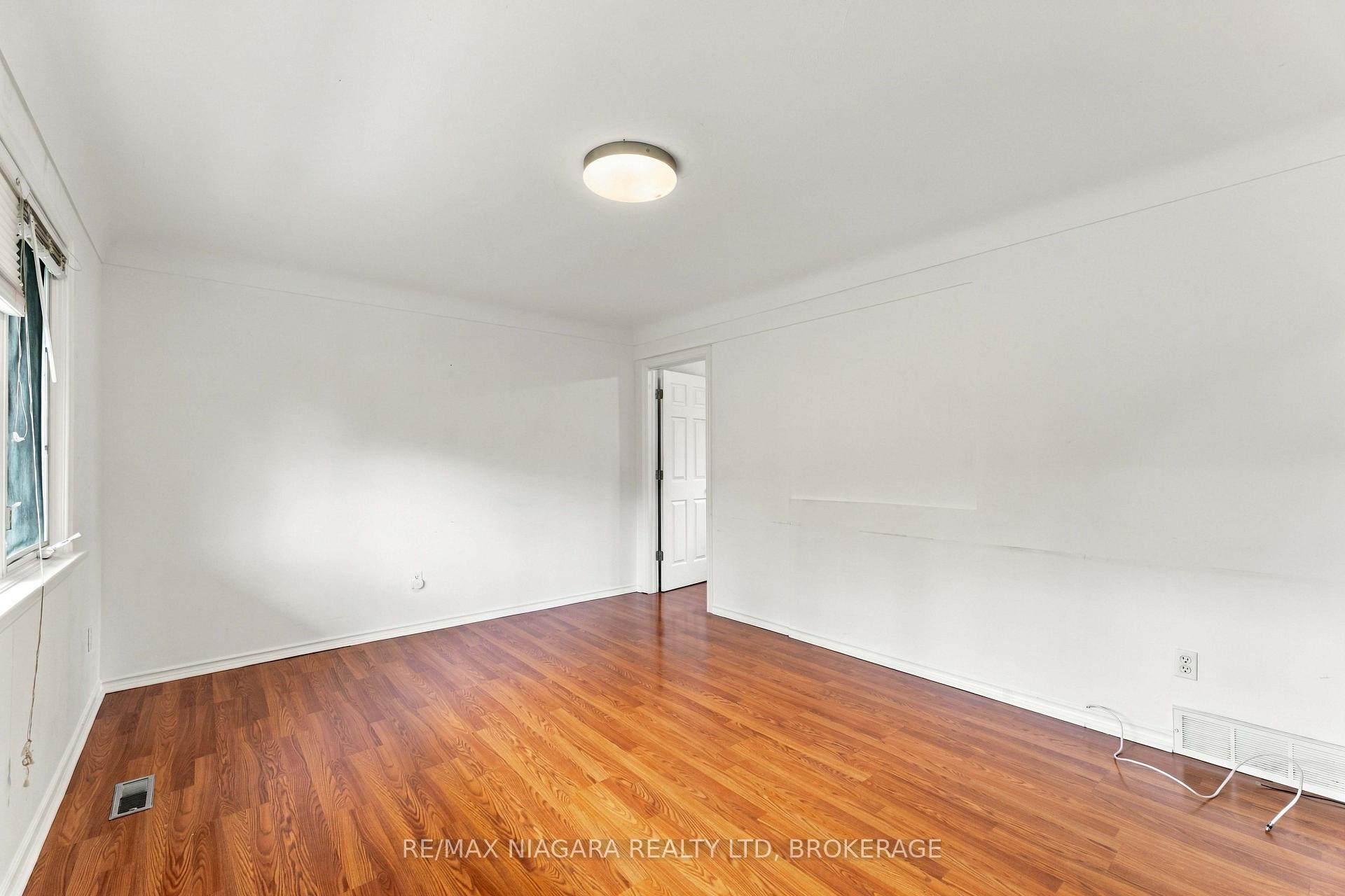 Photo 5 of 29 Glengarry Road, St. Catharines, Oakdale — HOMEH