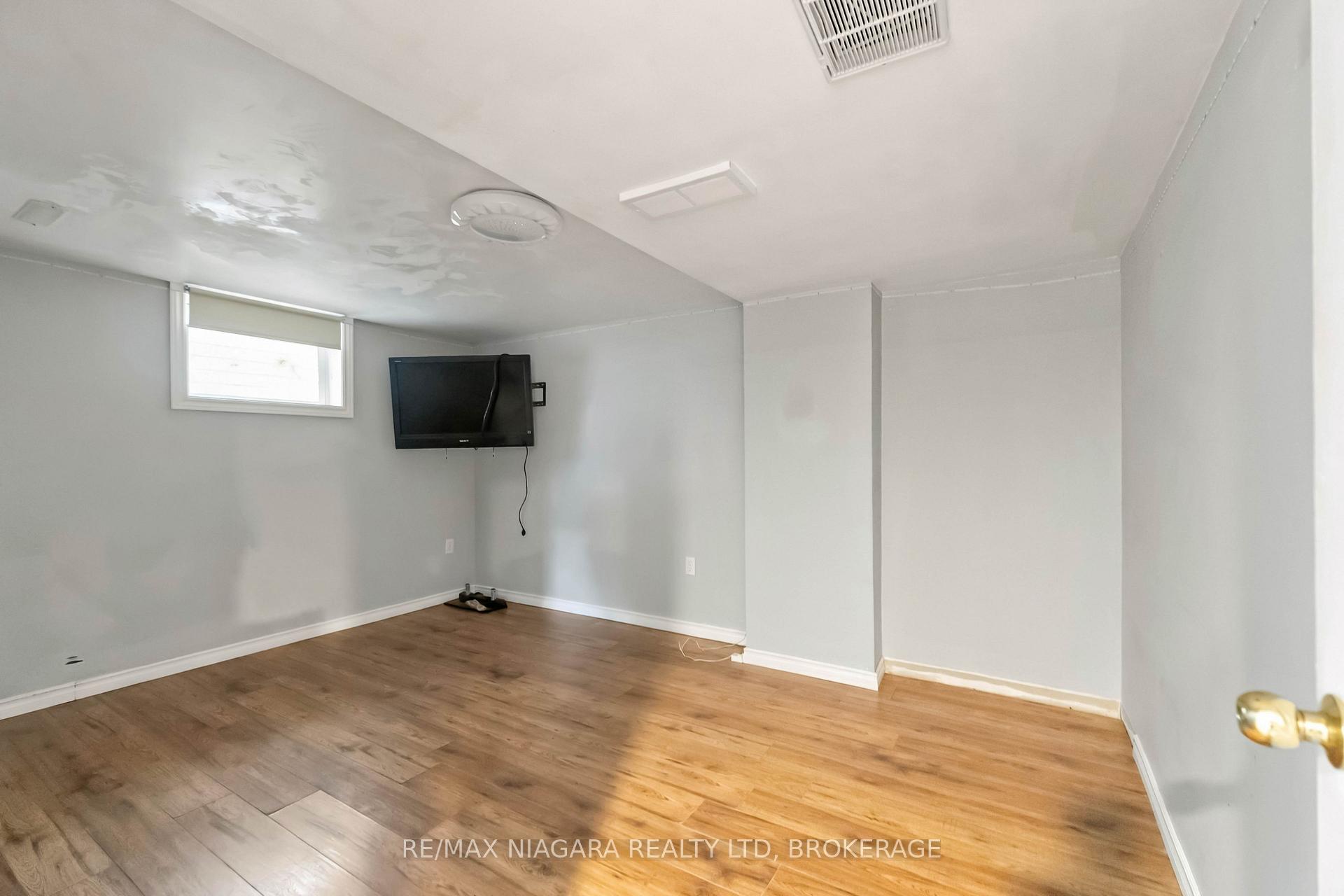 Photo 24 of 29 Glengarry Road, St. Catharines, Oakdale — HOMEH