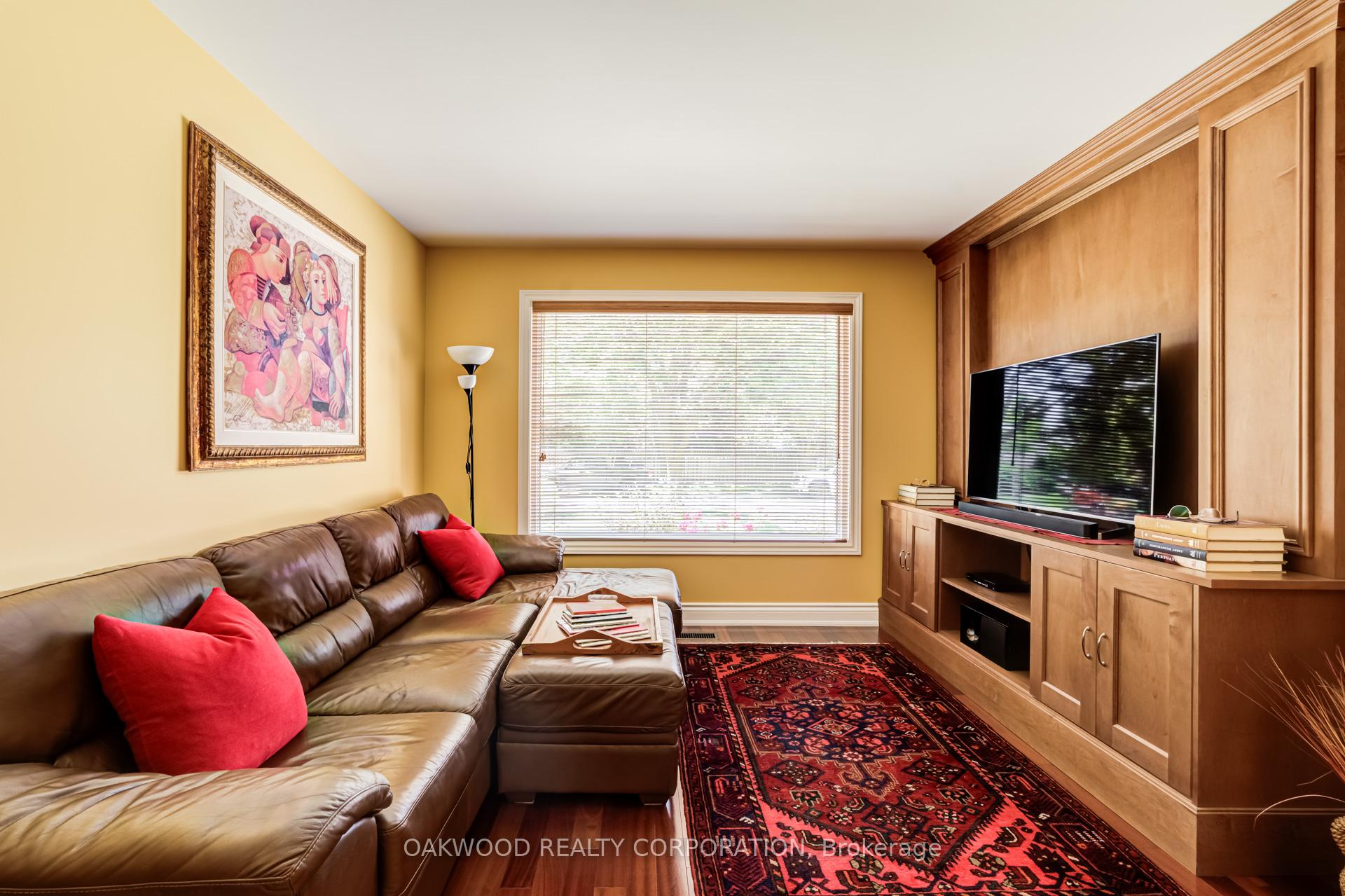 Photo 4 of 486 Greenock Drive, Vaughan, Maple — HOMEH