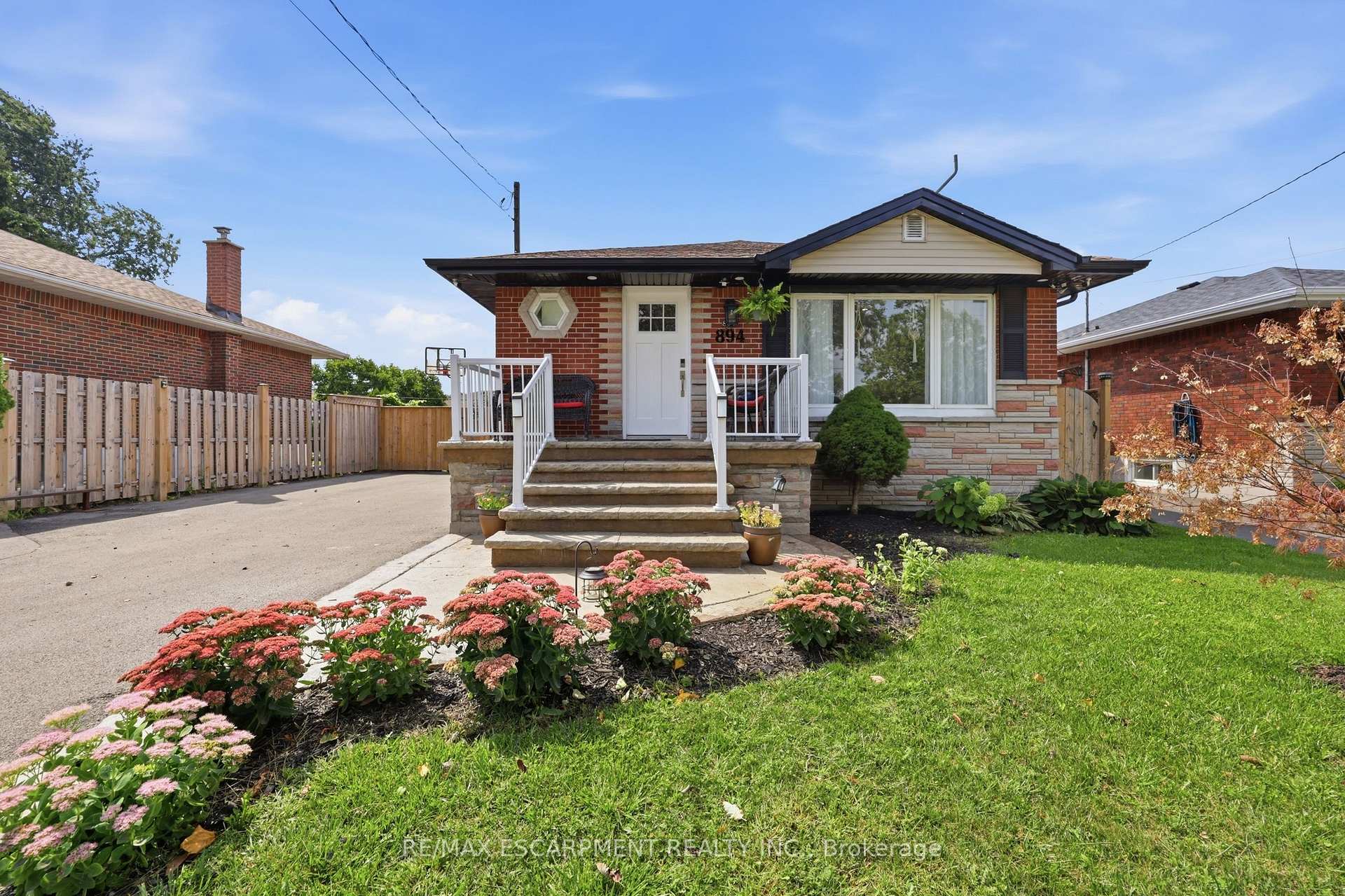 Photo 2 of 894 Brucedale Avenue E, Hamilton, Sunninghill — HOMEH