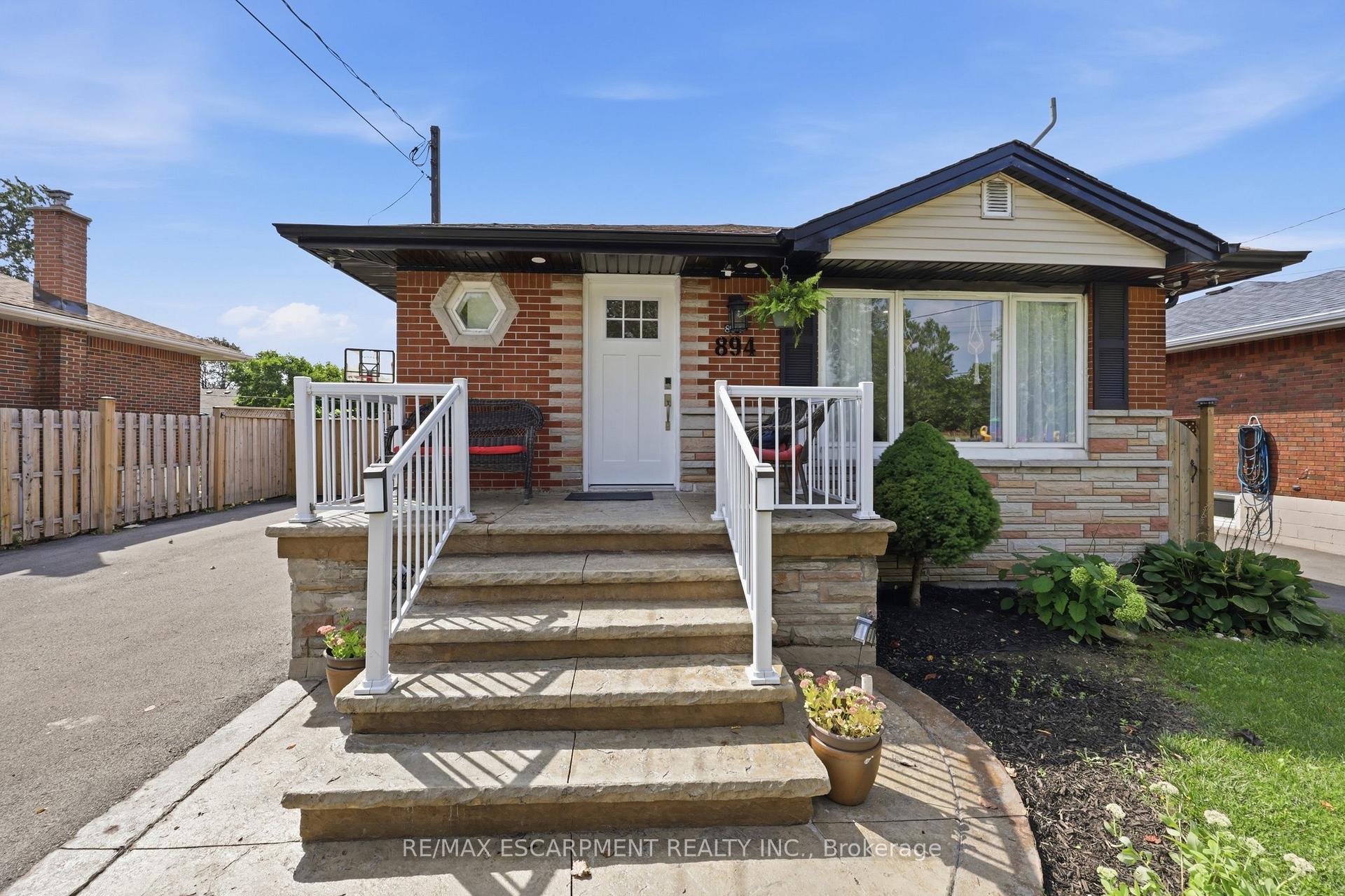 Photo 3 of 894 Brucedale Avenue E, Hamilton, Sunninghill — HOMEH