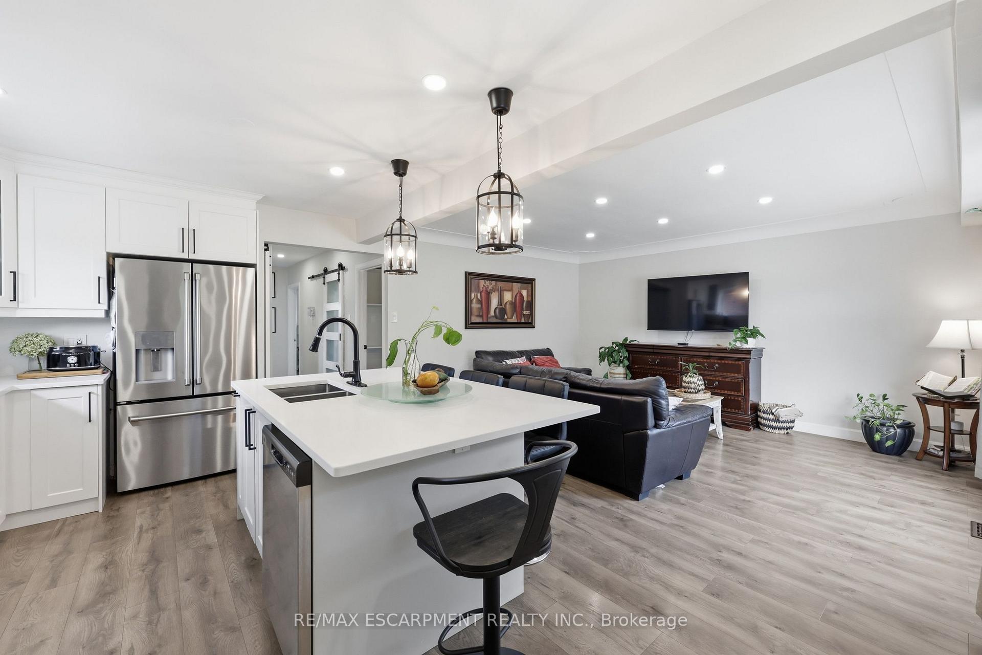 Photo 4 of 894 Brucedale Avenue E, Hamilton, Sunninghill — HOMEH