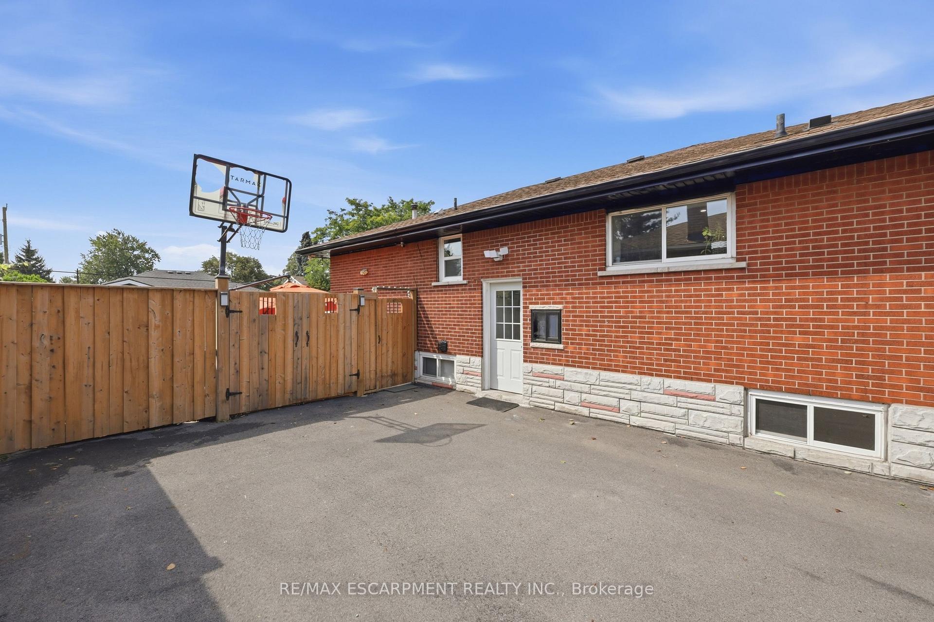 Photo 24 of 894 Brucedale Avenue E, Hamilton, Sunninghill — HOMEH