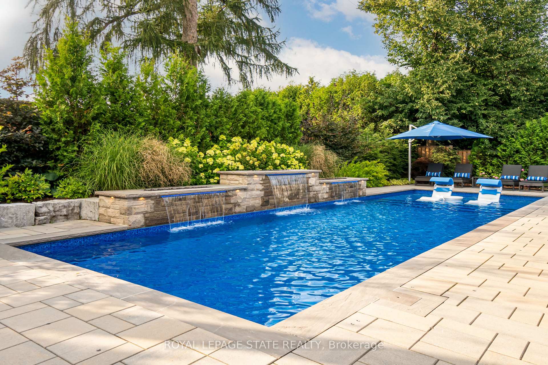 Photo 3 of 100 Seneca Drive, Hamilton, Ancaster — HOMEH