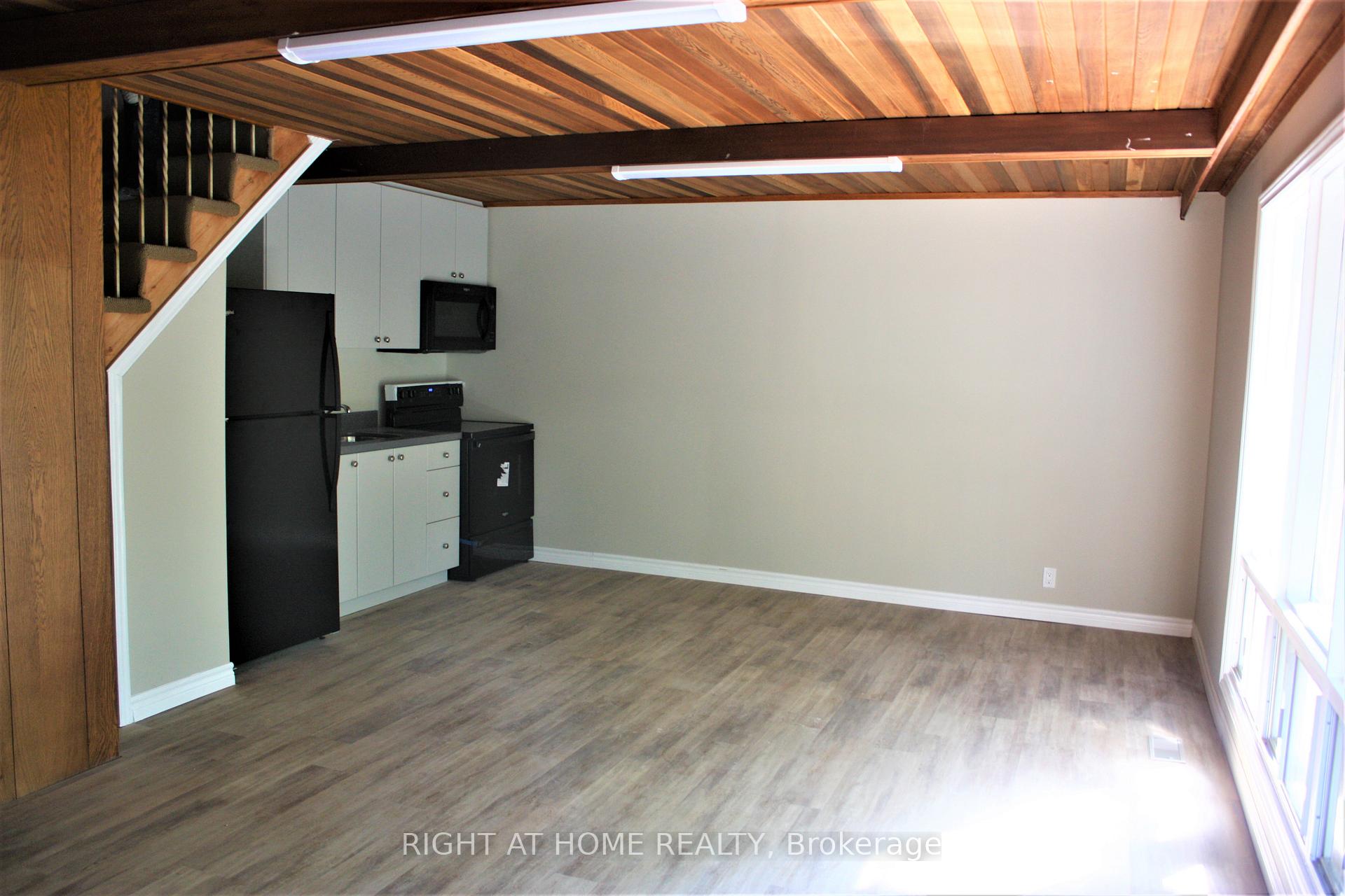 Photo 2 of 16 Dunning Crescent, Etobicoke, Alderwood — HOMEH