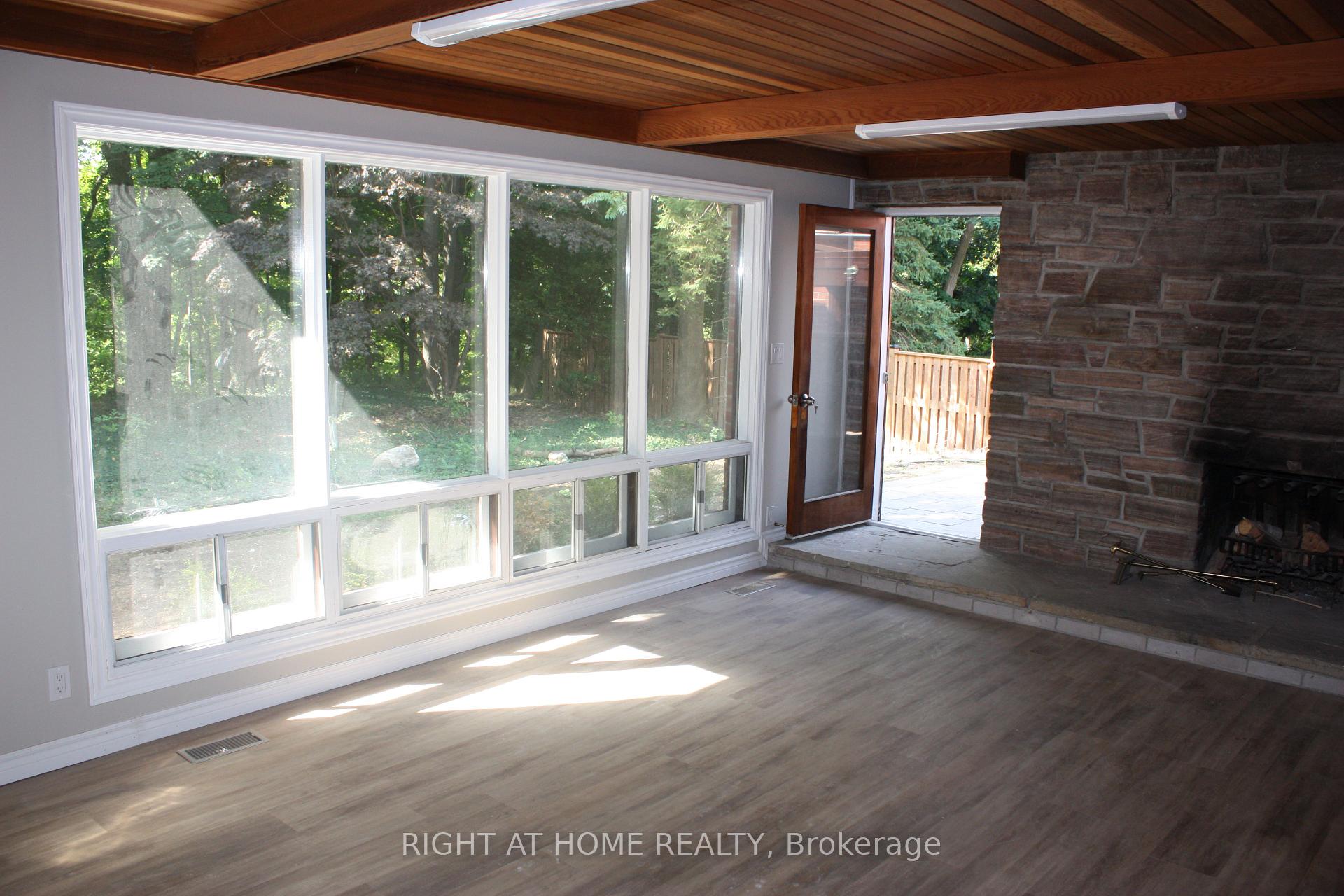 Photo 3 of 16 Dunning Crescent, Etobicoke, Alderwood — HOMEH
