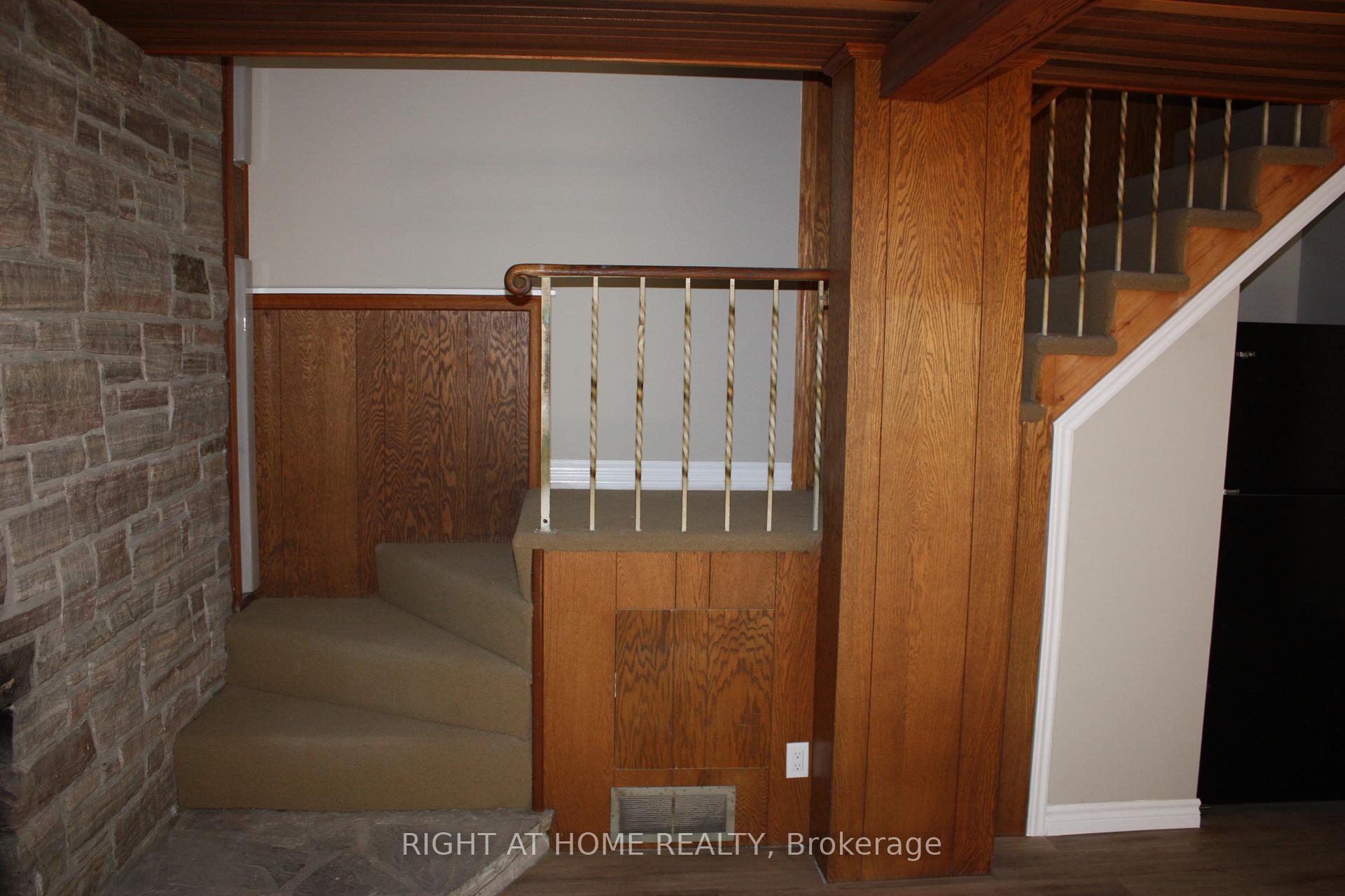 Photo 4 of 16 Dunning Crescent, Etobicoke, Alderwood — HOMEH