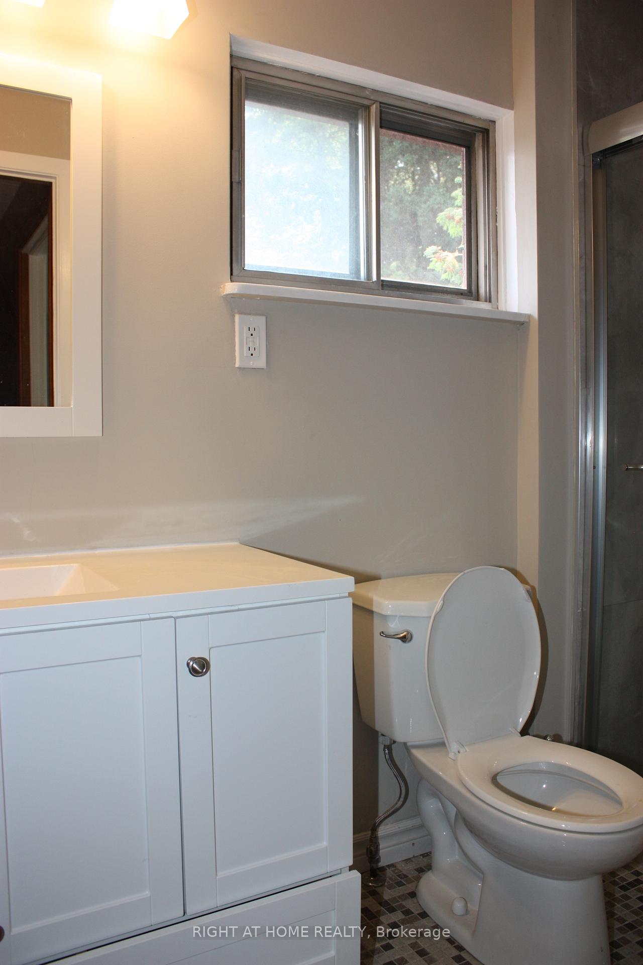 Photo 7 of 16 Dunning Crescent, Etobicoke, Alderwood — HOMEH