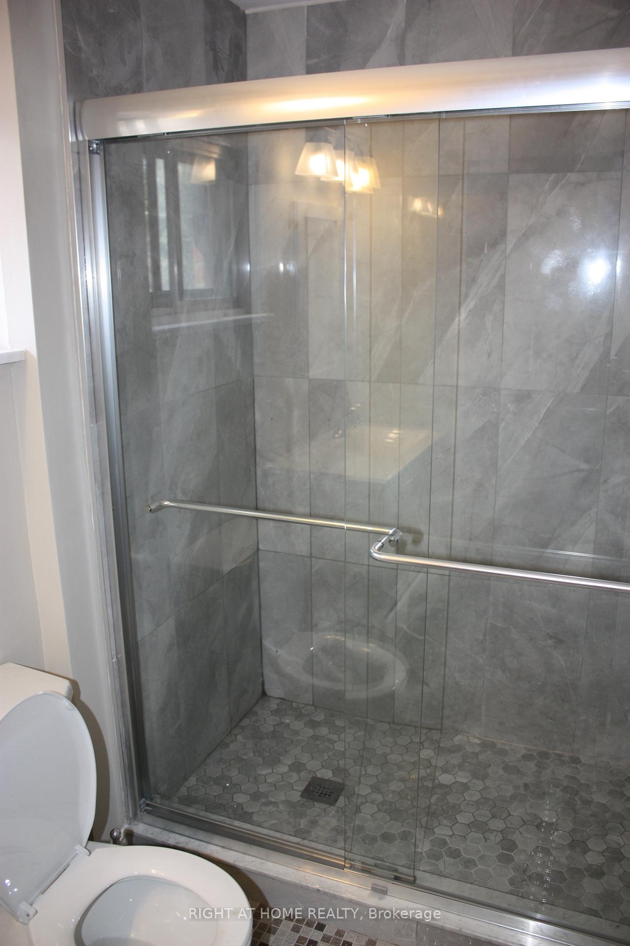 Photo 8 of 16 Dunning Crescent, Etobicoke, Alderwood — HOMEH