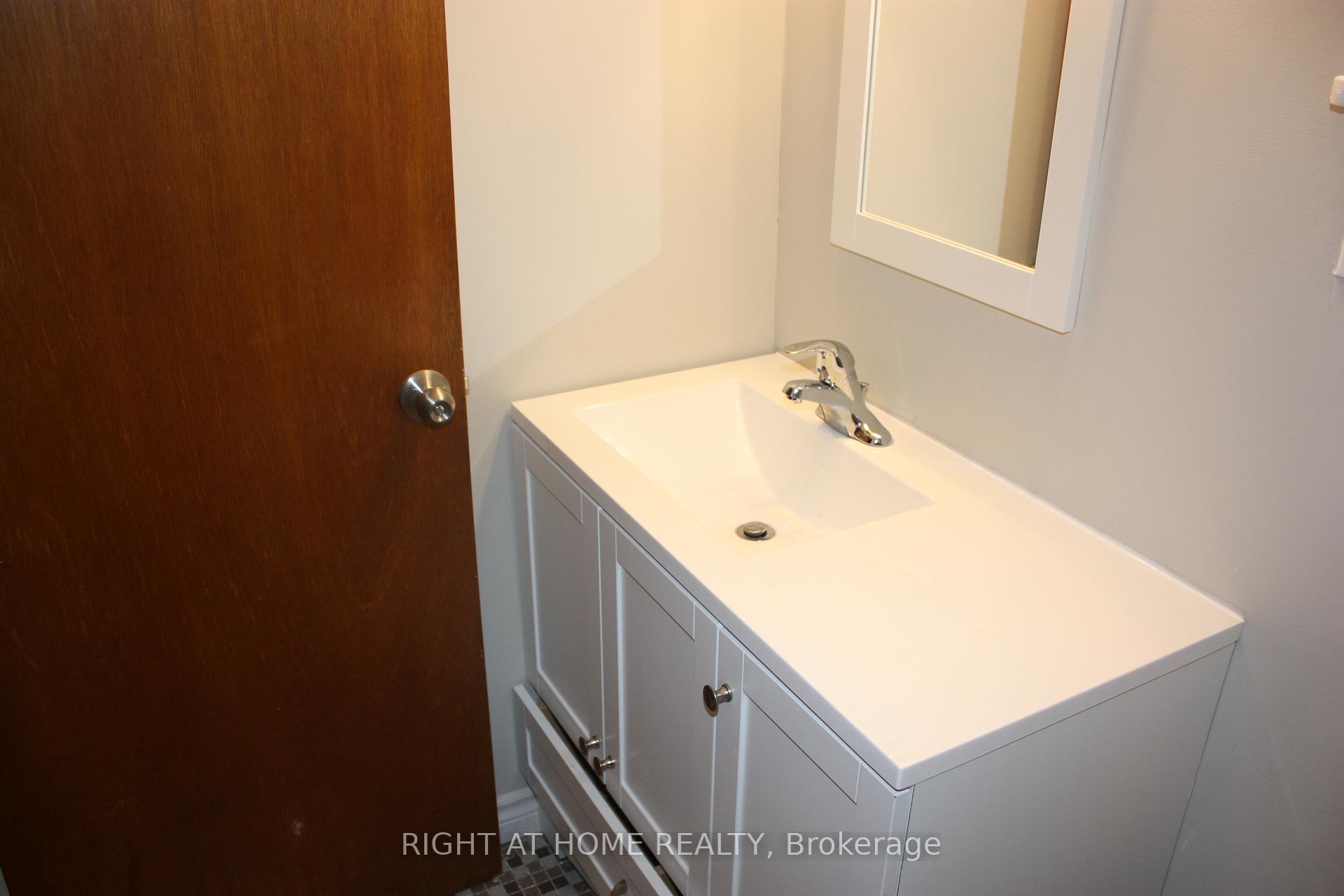 Photo 9 of 16 Dunning Crescent, Etobicoke, Alderwood — HOMEH