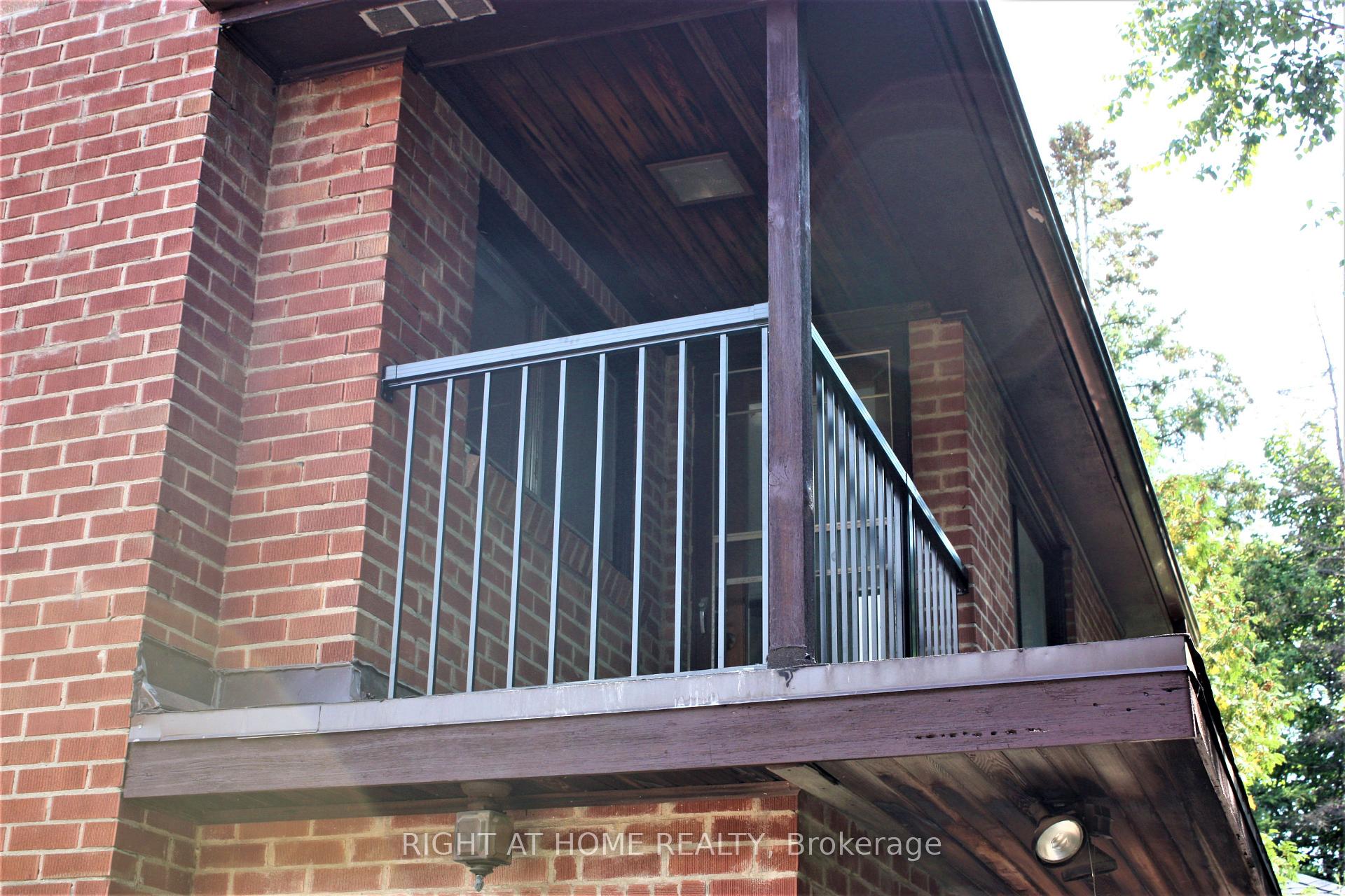 Photo 10 of 16 Dunning Crescent, Etobicoke, Alderwood — HOMEH