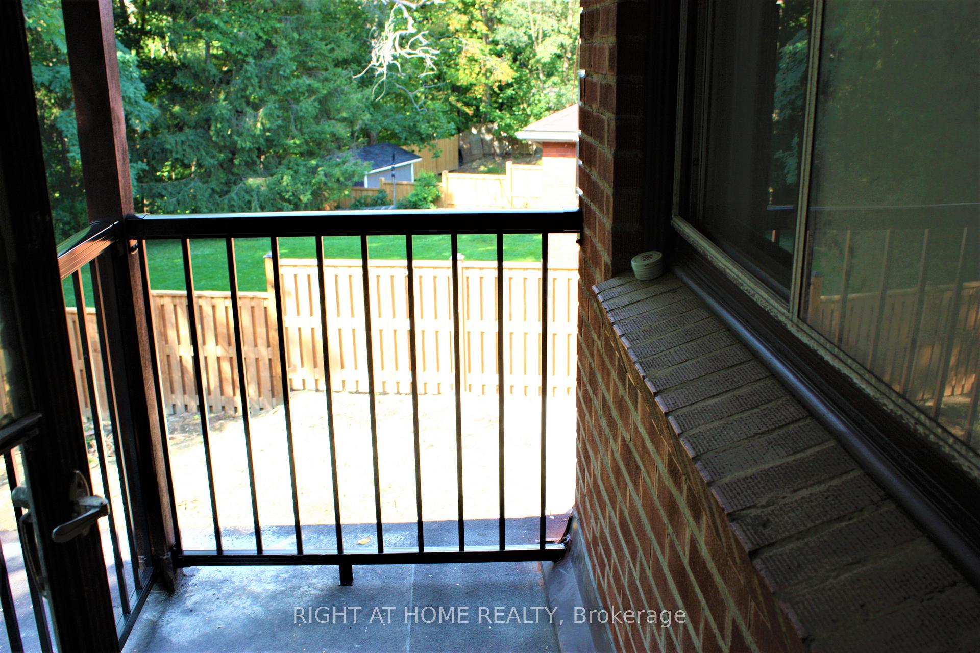 Photo 11 of 16 Dunning Crescent, Etobicoke, Alderwood — HOMEH