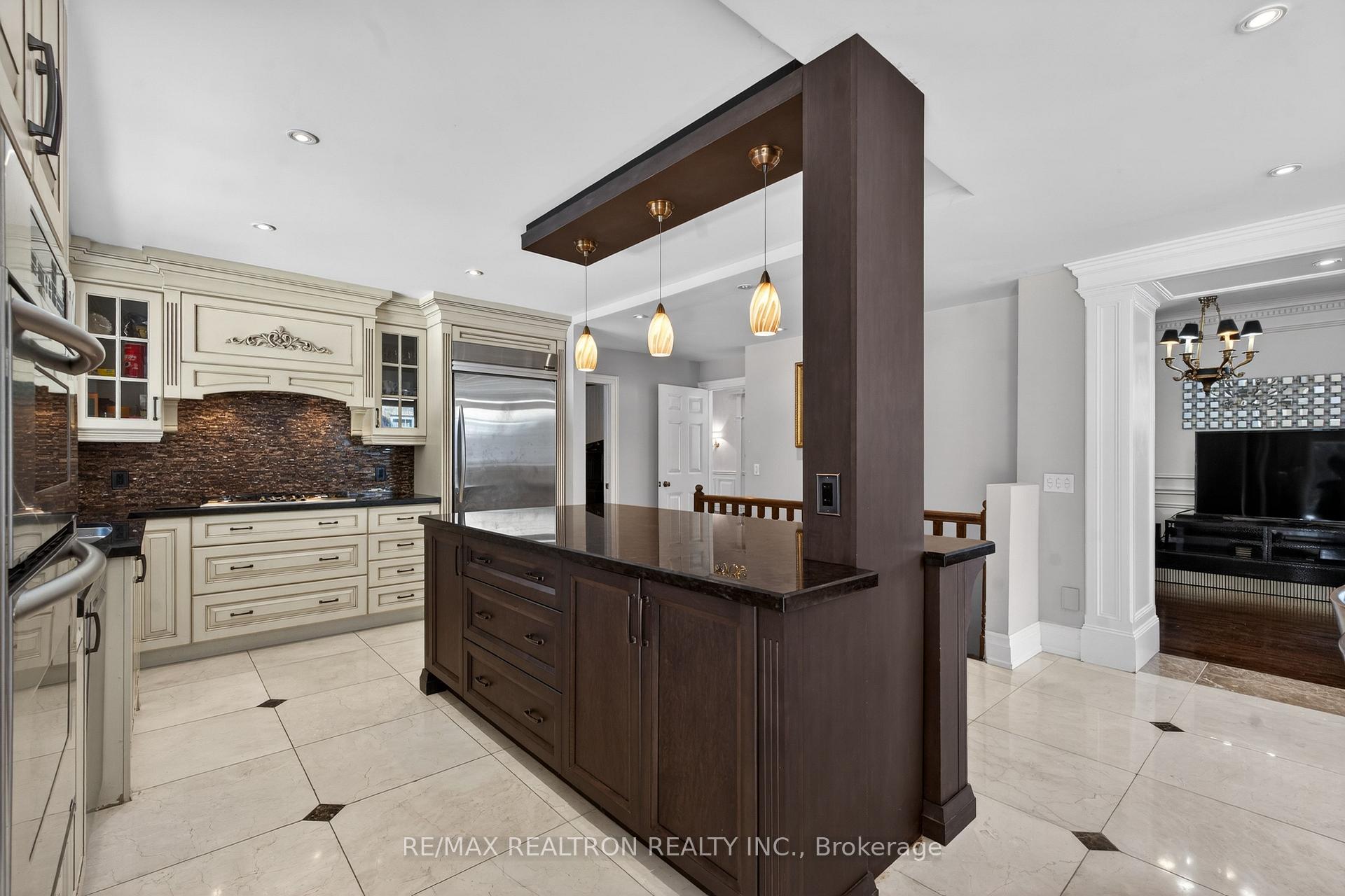 Photo 21 of 17 Old English Lane, Markham, Bayview Glen — HOMEH