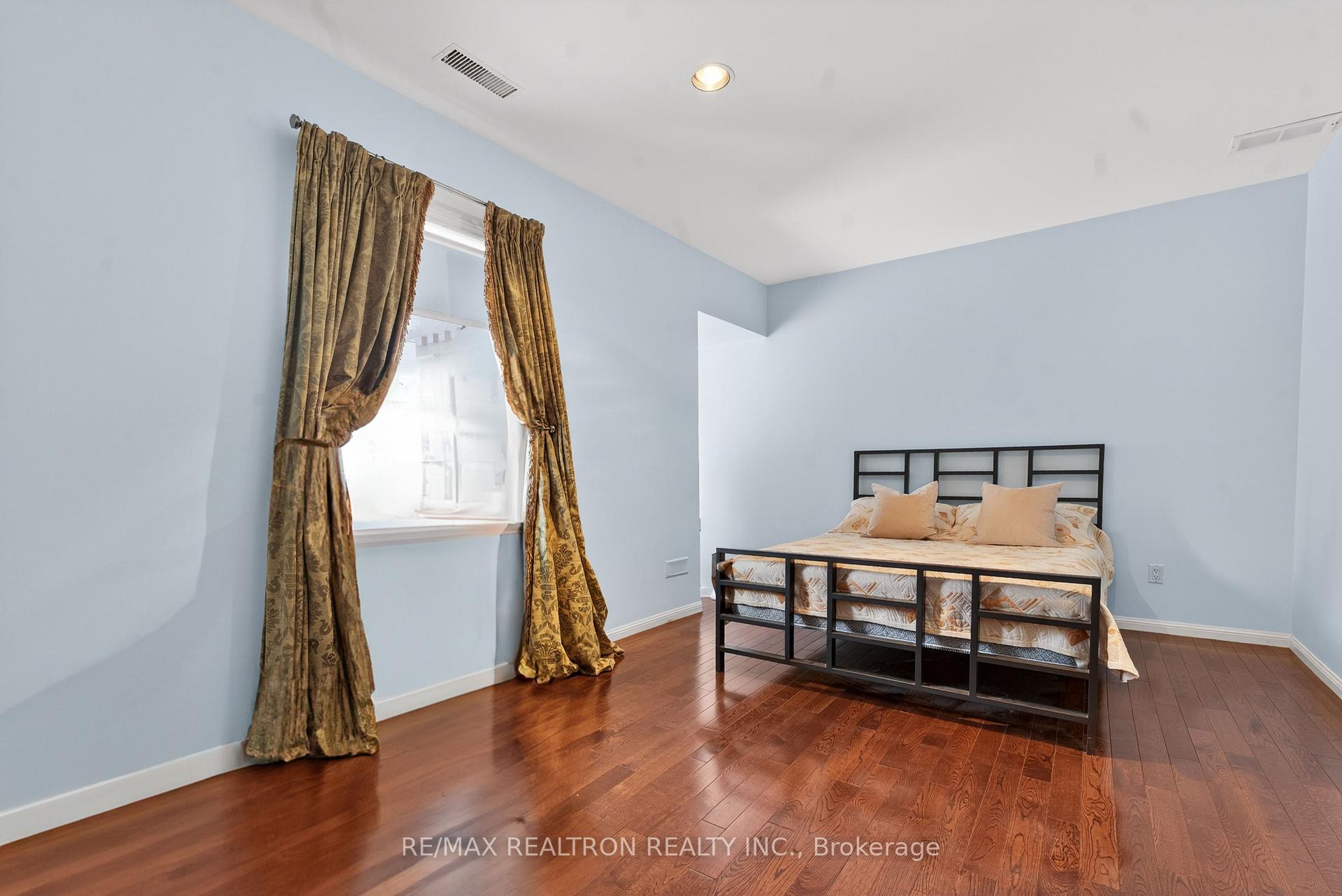 Photo 43 of 17 Old English Lane, Markham, Bayview Glen — HOMEH