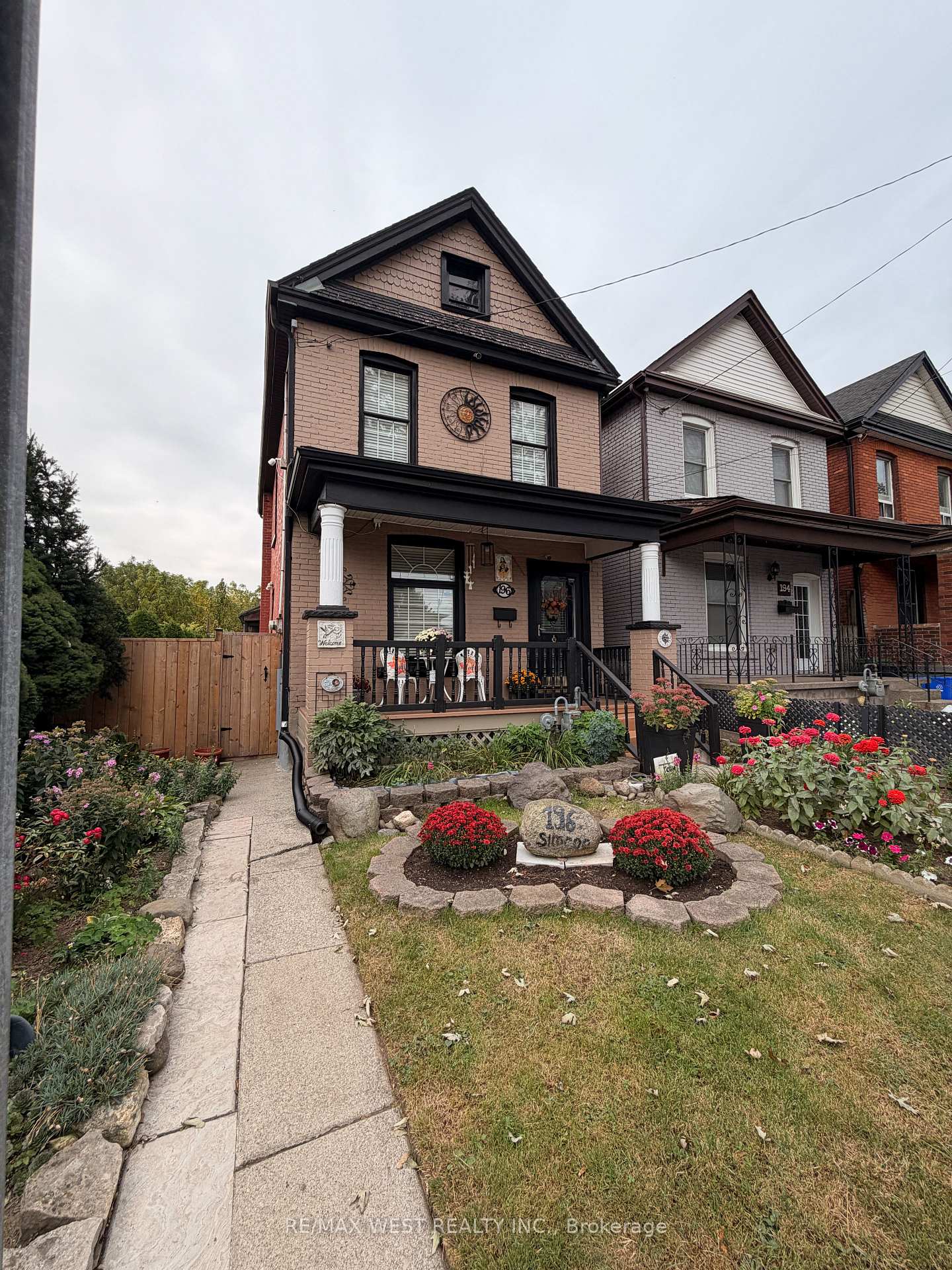 Photo of 196 Simcoe Street E