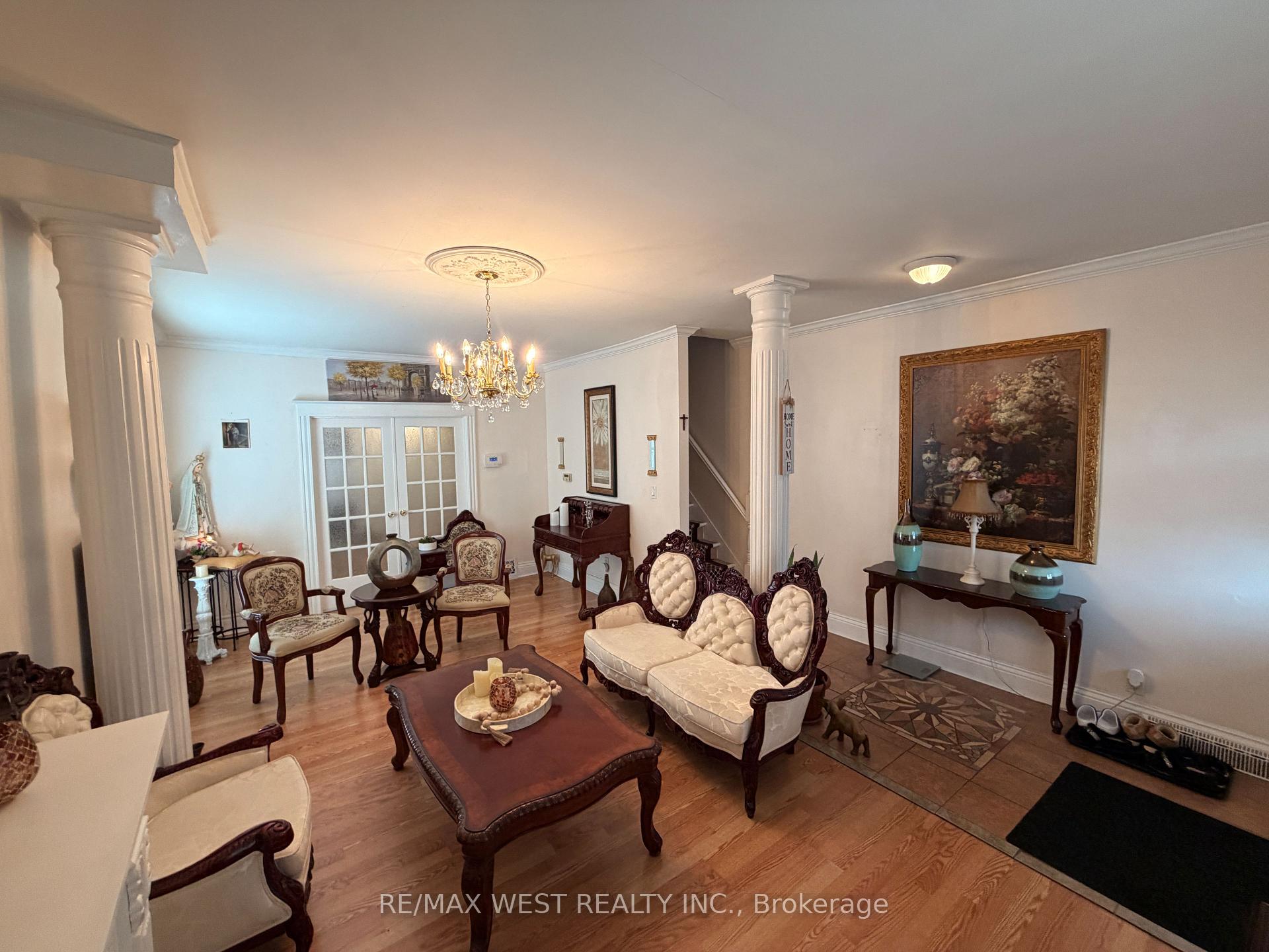 Photo 3 of 196 Simcoe Street E, Hamilton, North End — HOMEH