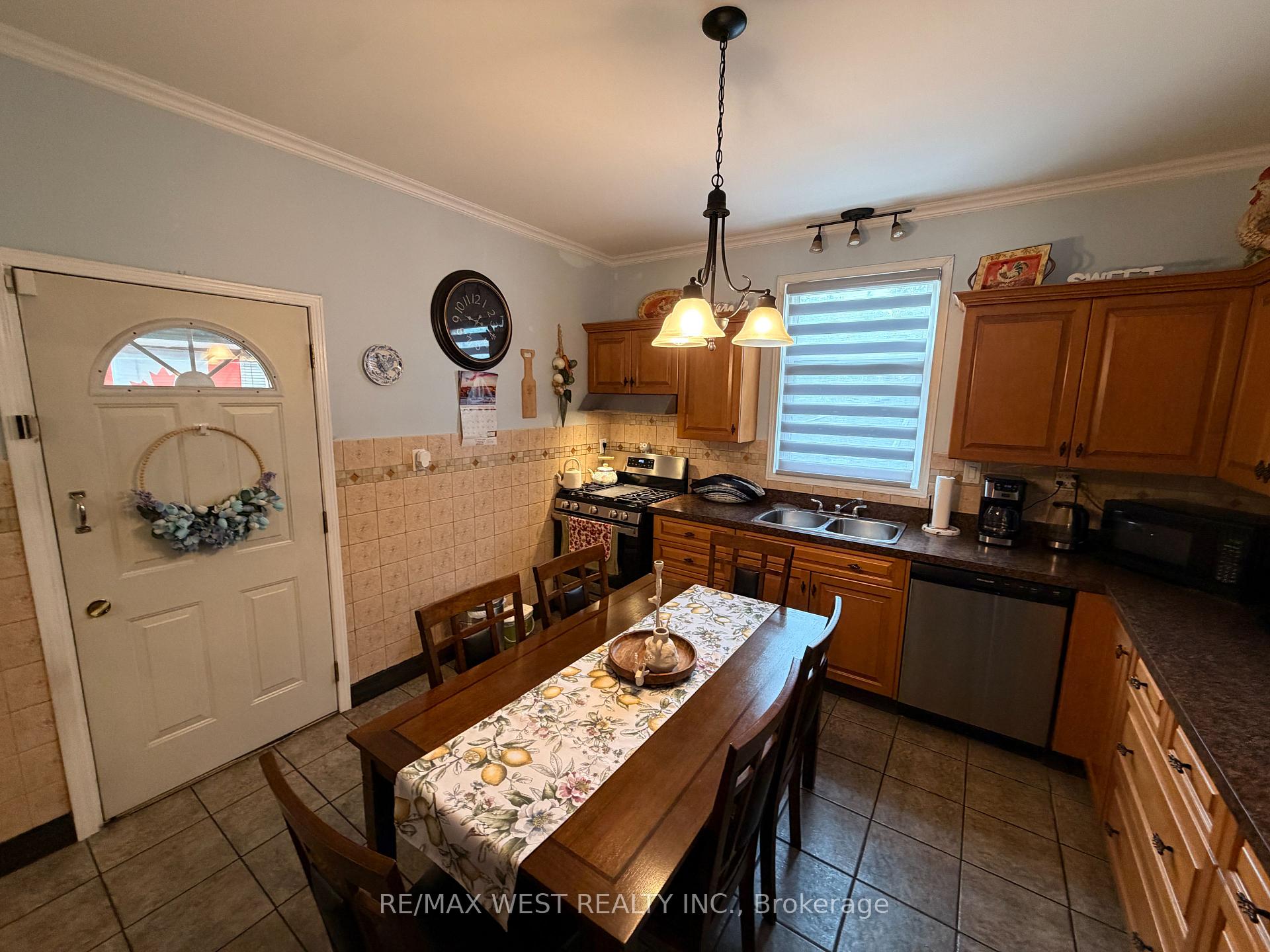 Photo 7 of 196 Simcoe Street E, Hamilton, North End — HOMEH