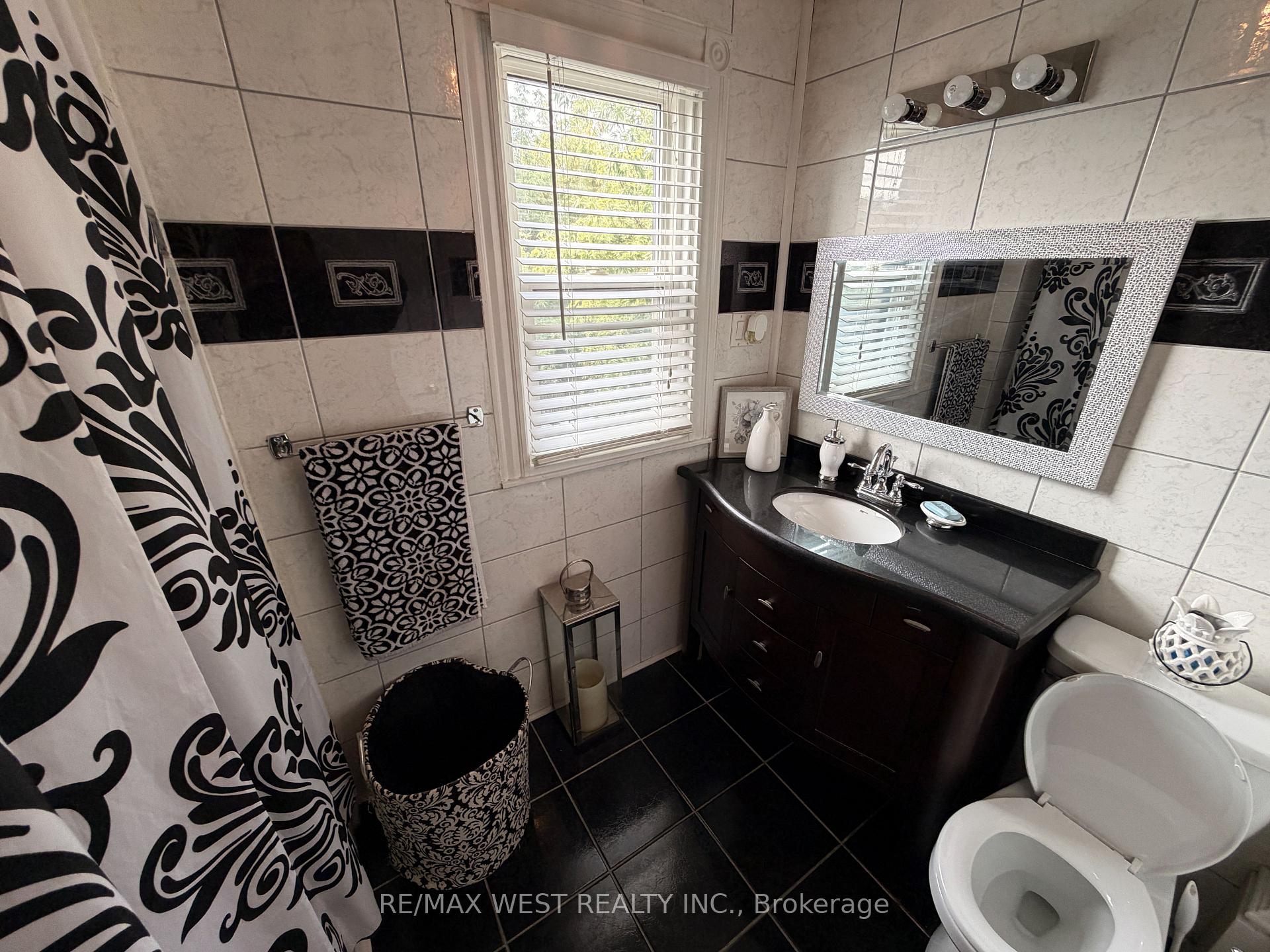 Photo 8 of 196 Simcoe Street E, Hamilton, North End — HOMEH