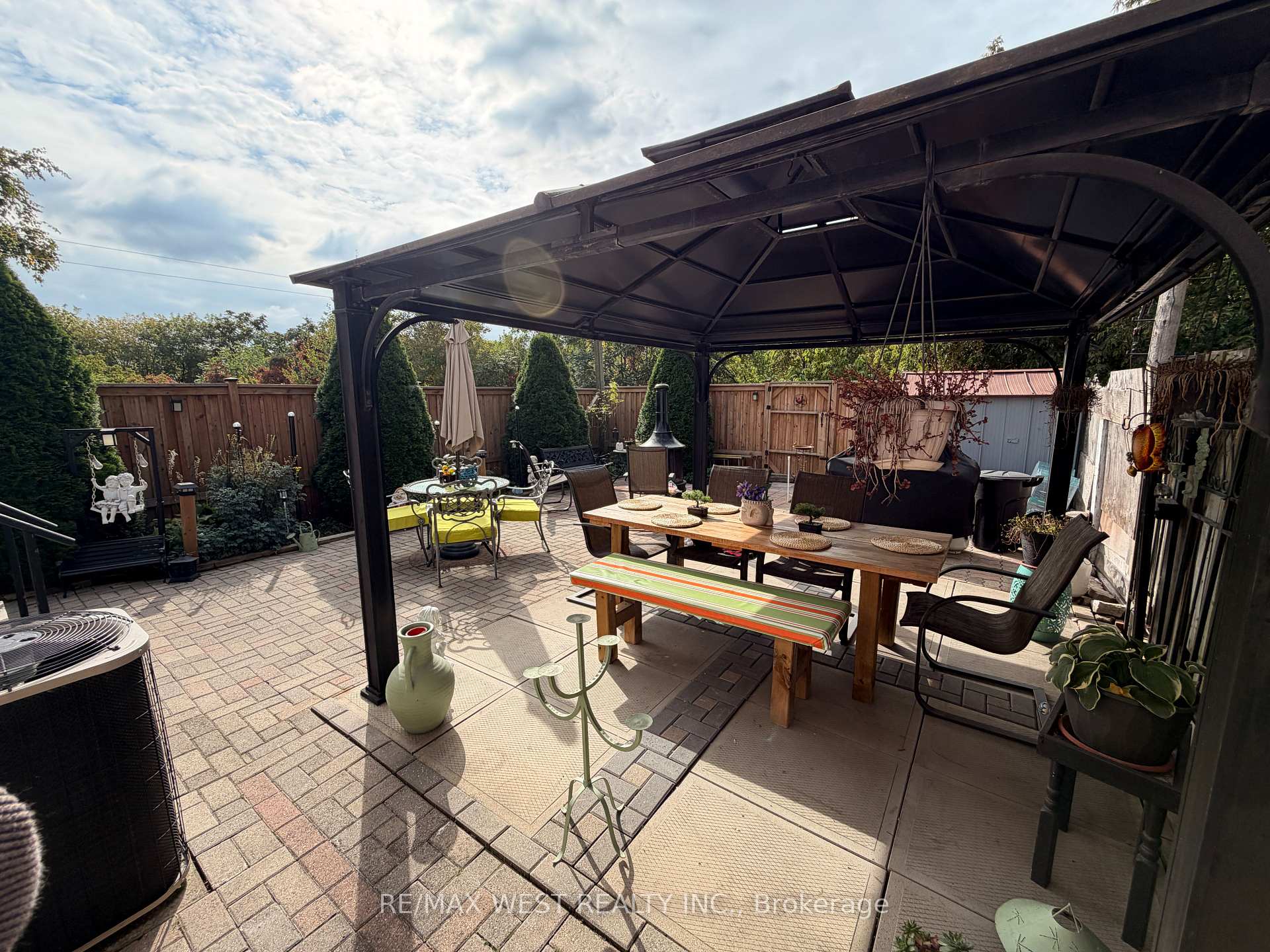 Photo 14 of 196 Simcoe Street E, Hamilton, North End — HOMEH