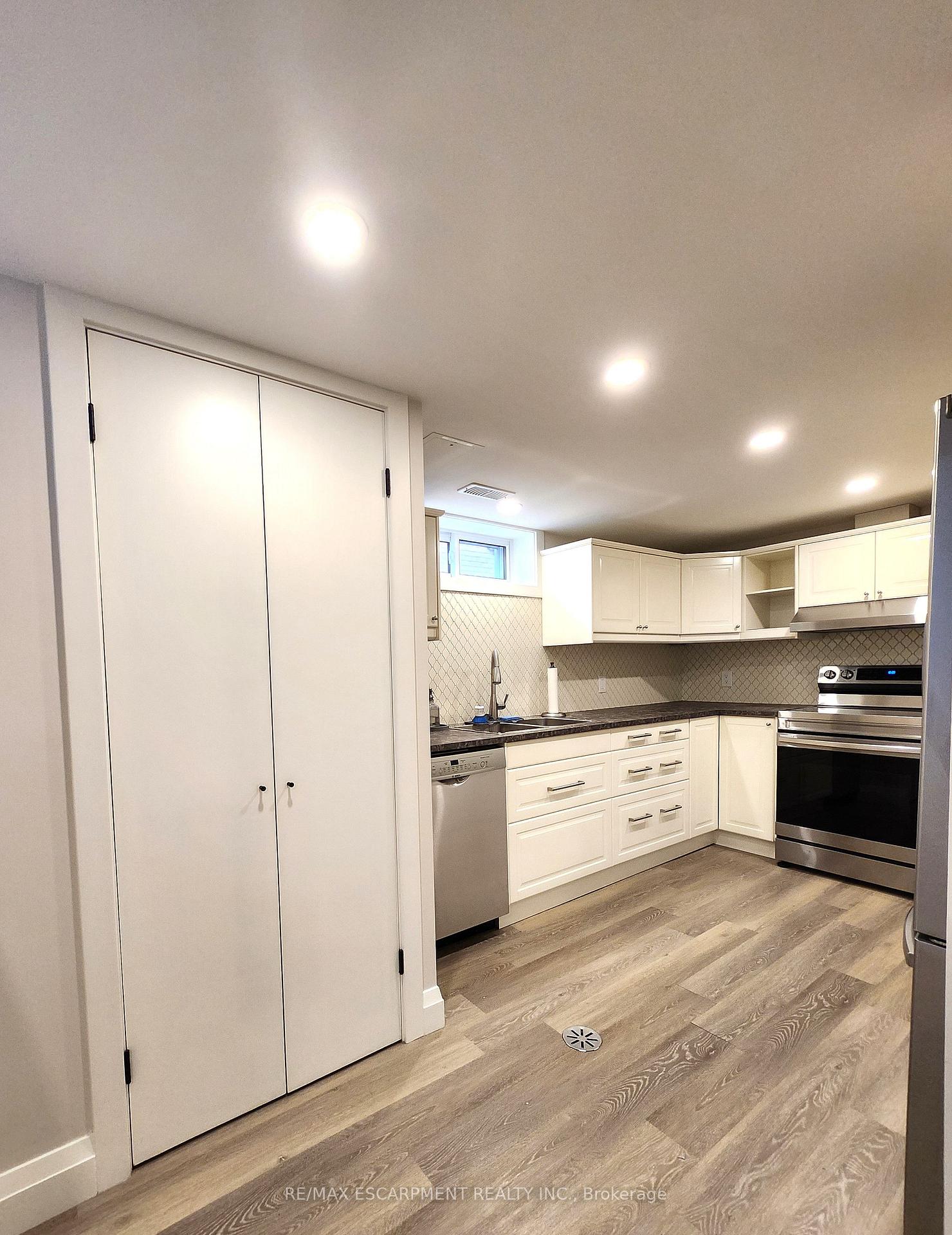 Photo 8 of Unit LOWER, 404 Nelson Street, Brantford, East Ward — HOMEH