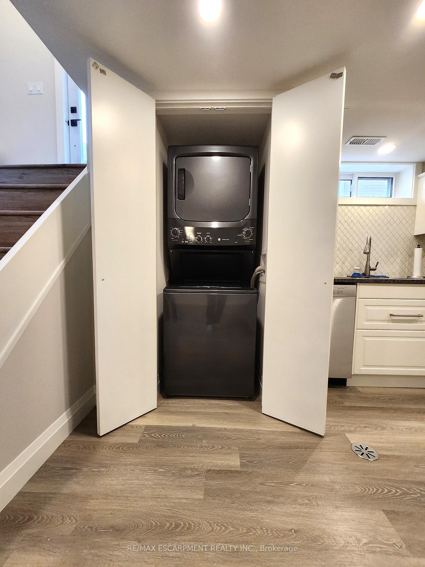 Photo 9 of Unit LOWER, 404 Nelson Street, Brantford, East Ward — HOMEH
