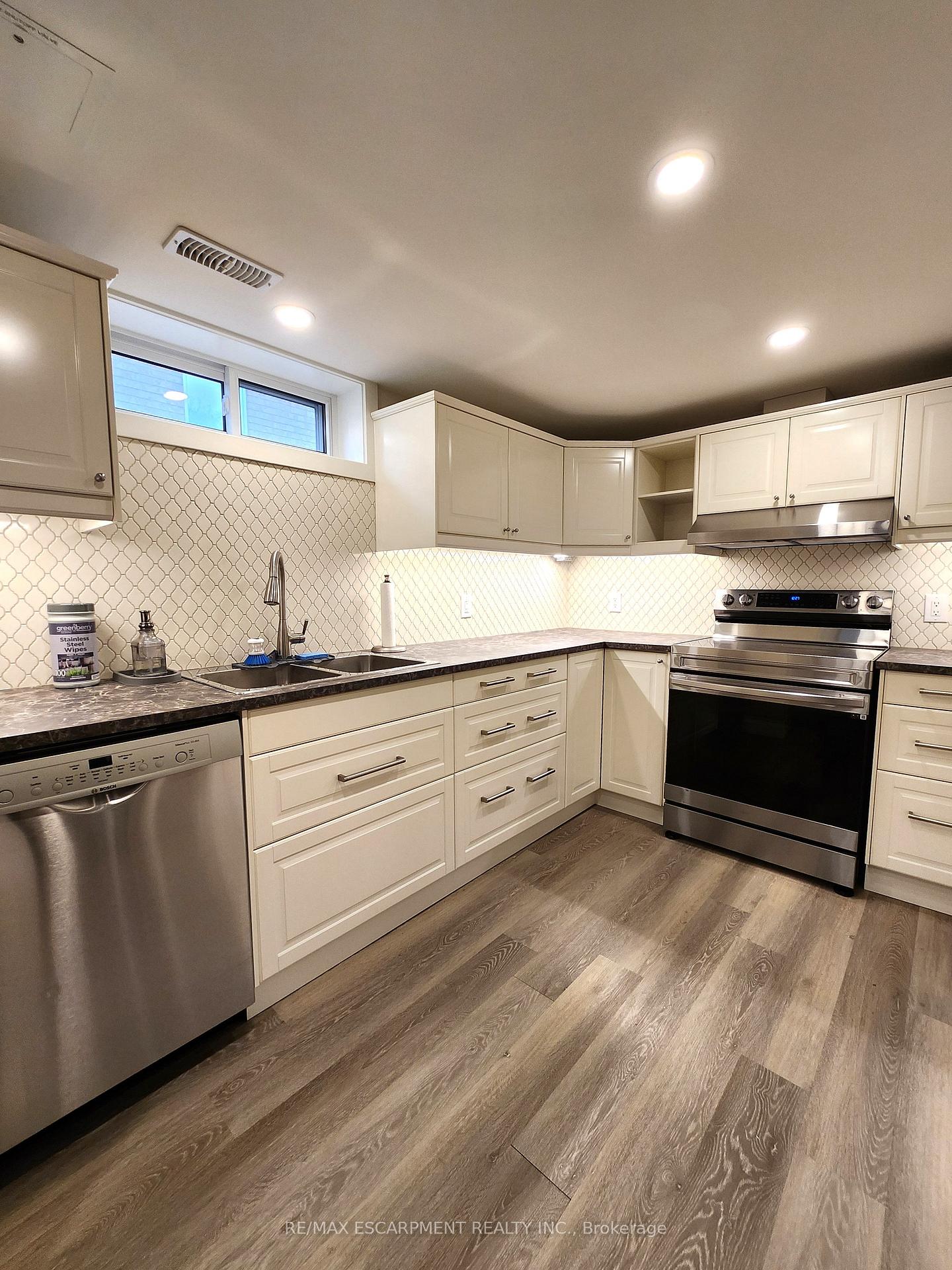 Photo 11 of Unit LOWER, 404 Nelson Street, Brantford, East Ward — HOMEH
